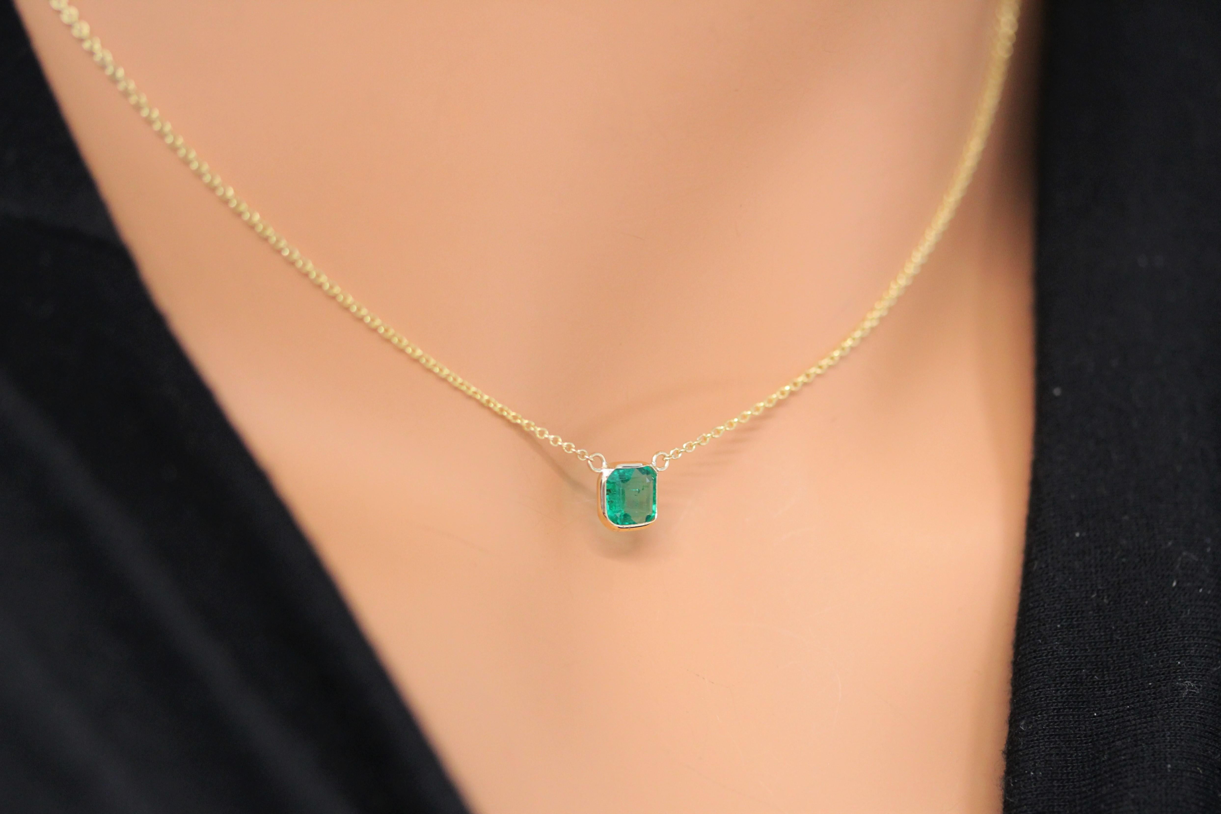 Asscher Cut 0.91Carat Asscher Emerald Green Fashion Necklaces In 14k Yellow Gold For Sale