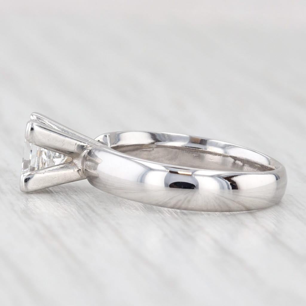 Informations sur les pierres précieuses :
- Diamant naturel -
Carats - 0.91ct 
Taille - Brilliante princesse
Couleur - F
Clarté - SI1

Métal : Or blanc 14k
Poids : 4.4 grammes 
Timbres : 14k
Hauteur de la face : 6.6 mm 
Hauteur au-dessus du doigt :