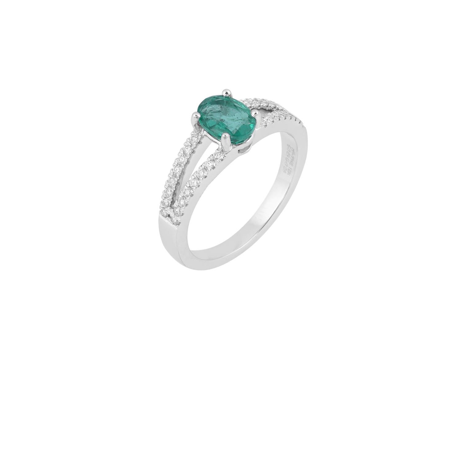 Contemporary 0.92 Carat Clear Zambian Emerald & Diamond Ring in 18K White Gold For Sale