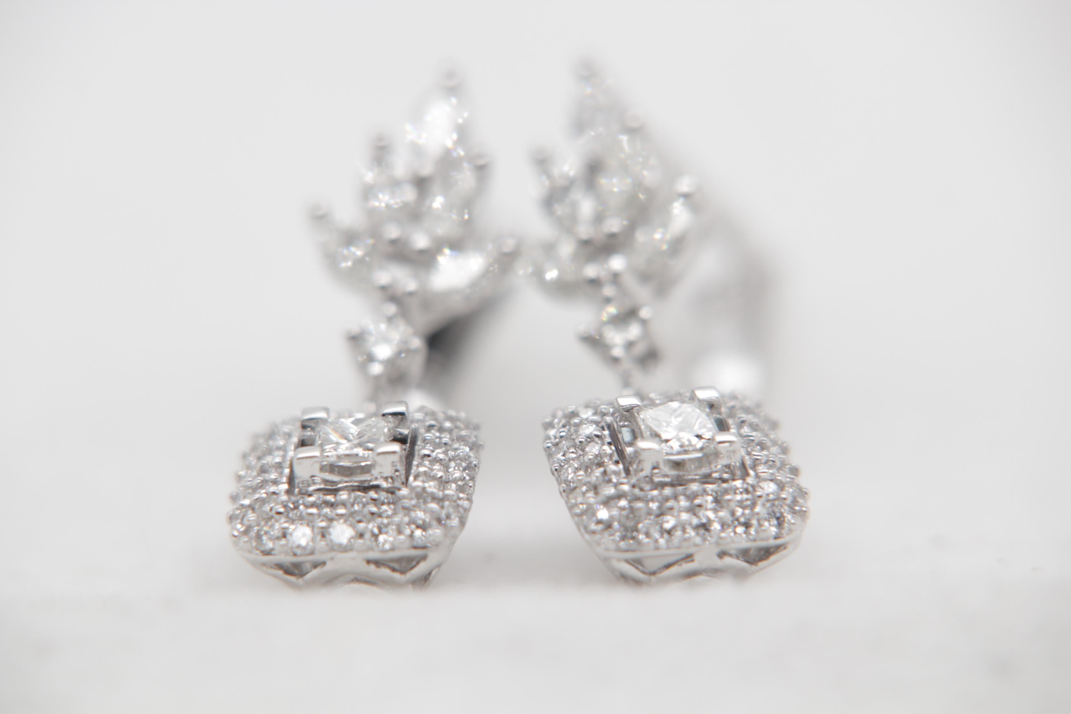 Ein brandneuer Diamant-Ohrring aus 18 Karat Gold. Das Gesamtgewicht des Diamanten beträgt 0,92 Karat und das Gesamtgewicht des Ohrrings 4,51 Gramm.