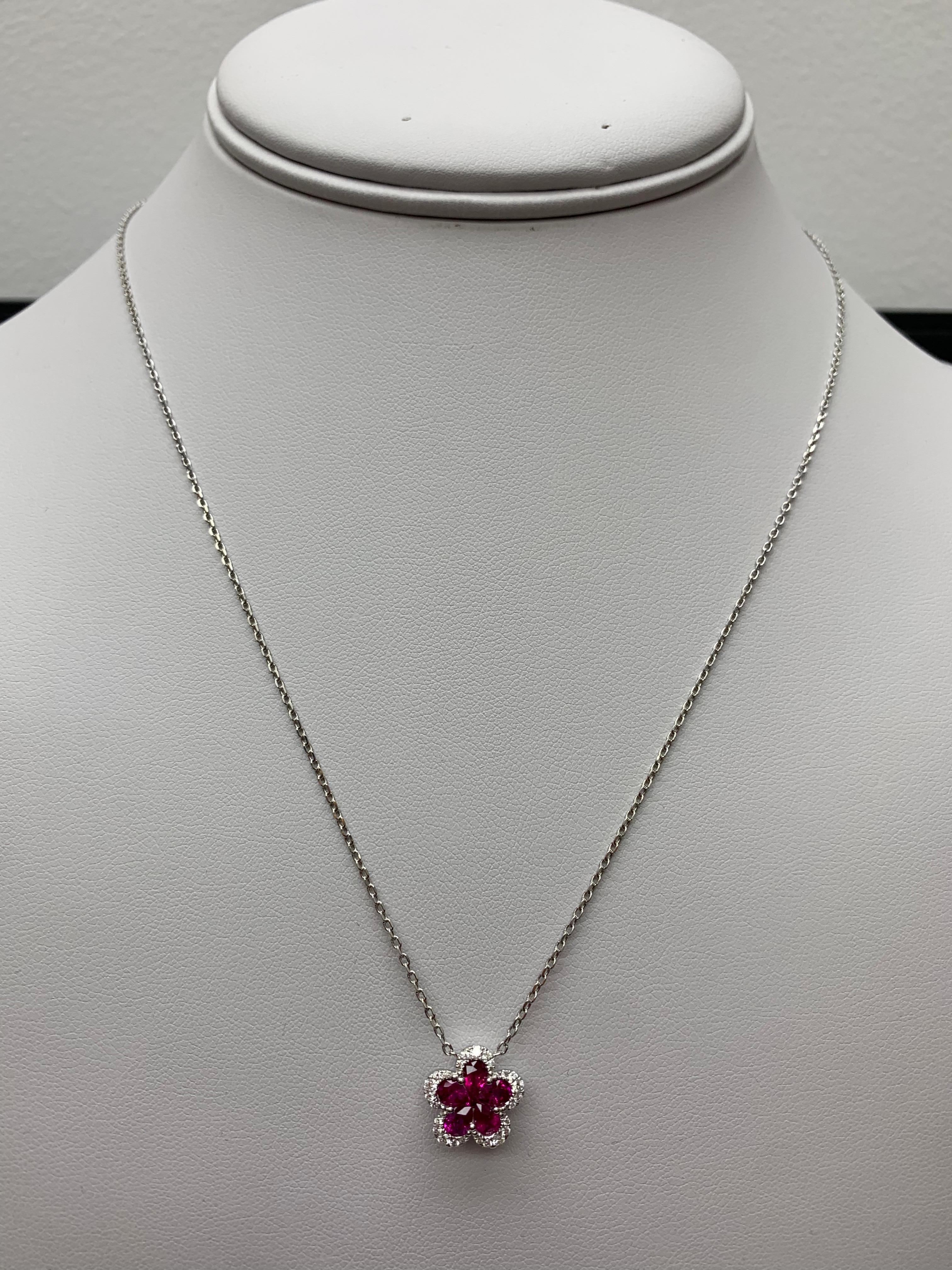 Collana con ciondolo di diamanti e rubini a fiore da 0,92 carati in oro bianco 18 carati in vendita 4