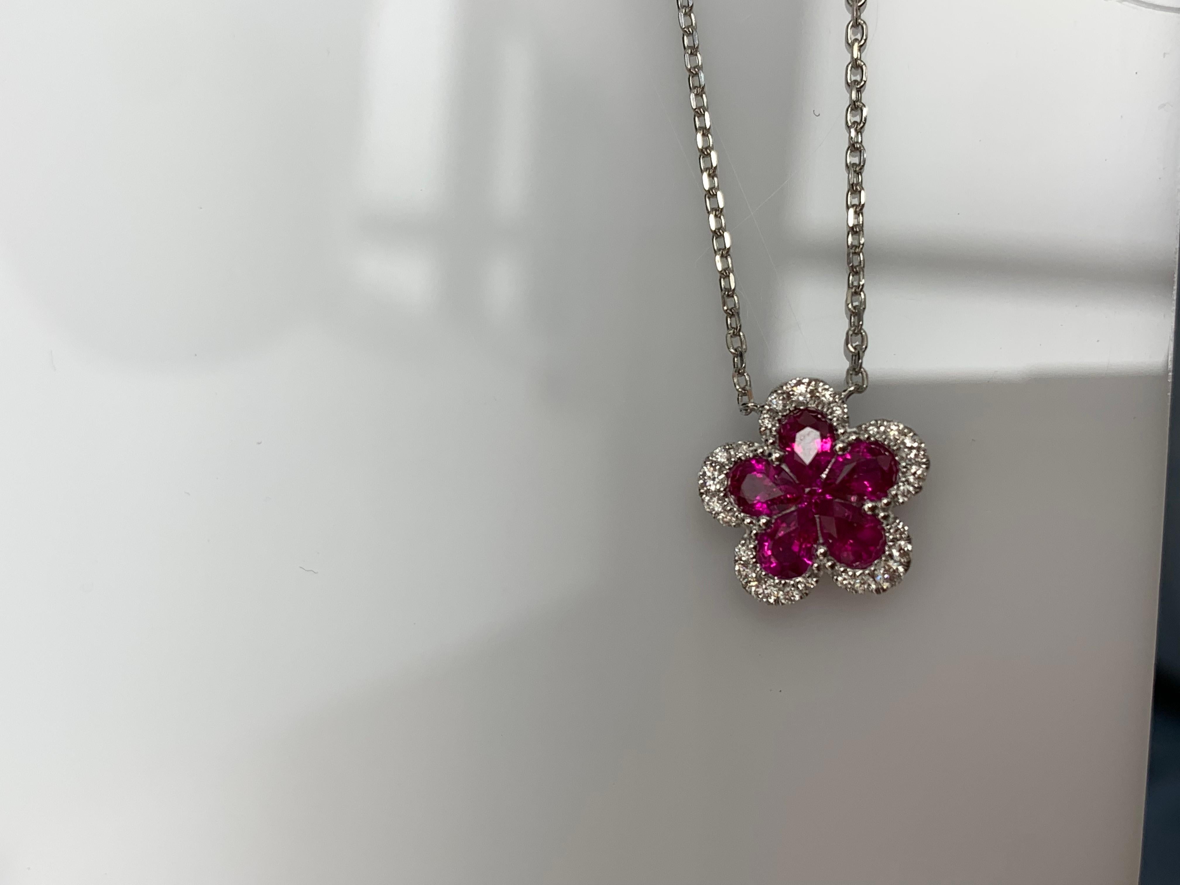 Una collana con ciondolo alla moda con rubini da 0,92 carati. I 6 rubini sono circondati da una fila di 25 diamanti rotondi a taglio brillante per un peso totale di 0,16 carati. Realizzato in oro bianco 18 carati. Viene fornito con una catena d'oro