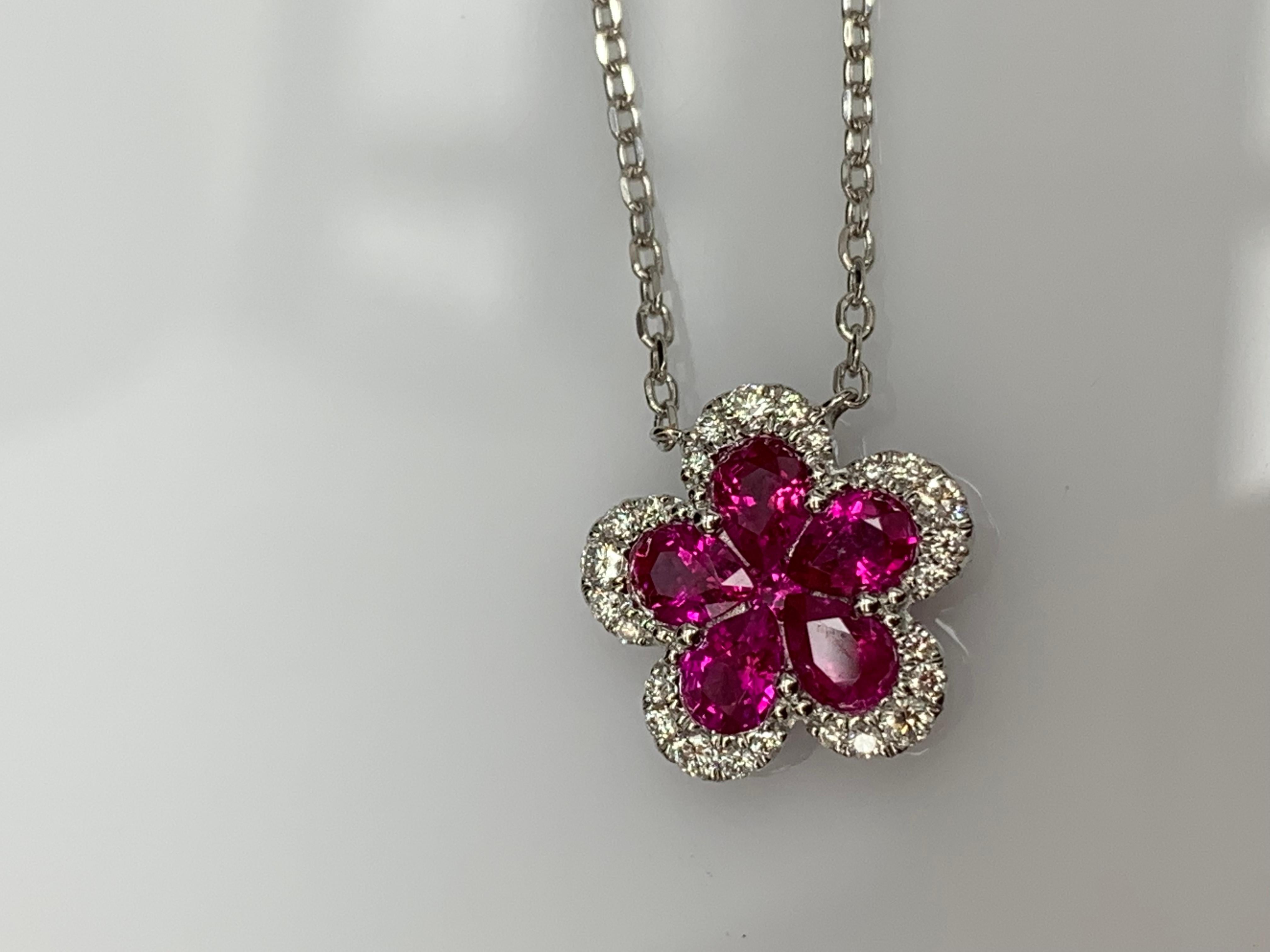 Moderno Collana con ciondolo di diamanti e rubini a fiore da 0,92 carati in oro bianco 18 carati in vendita