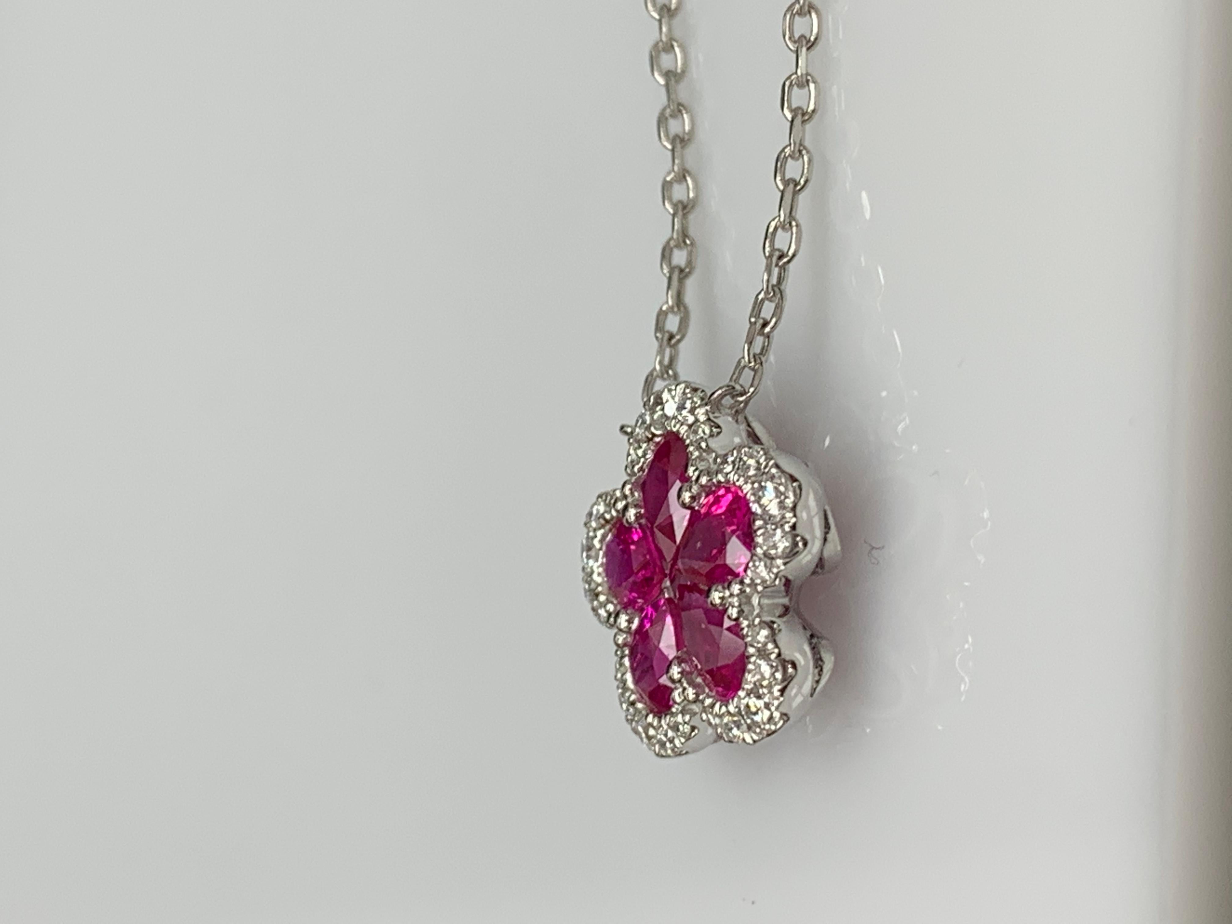 Taglio ovale Collana con ciondolo di diamanti e rubini a fiore da 0,92 carati in oro bianco 18 carati in vendita