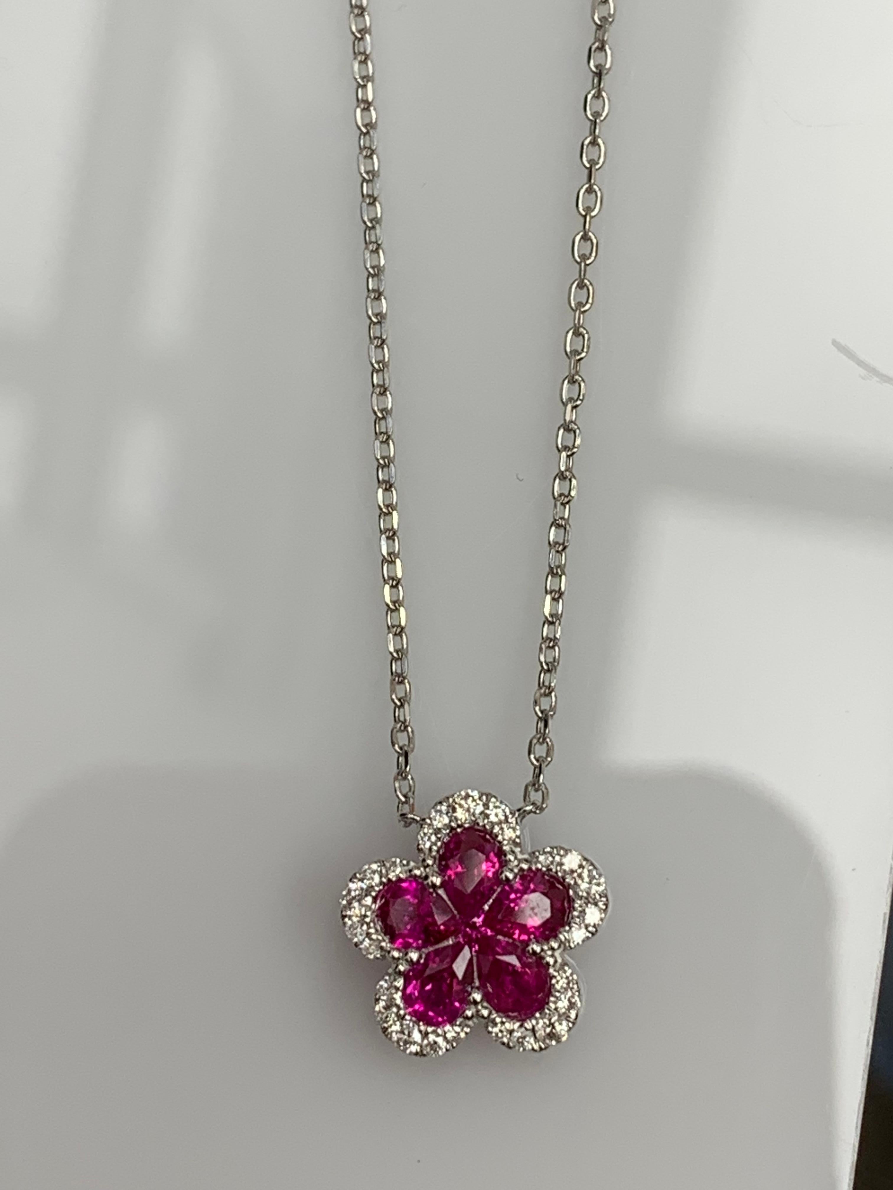 Collana con ciondolo di diamanti e rubini a fiore da 0,92 carati in oro bianco 18 carati In condizioni Nuovo in vendita a NEW YORK, NY