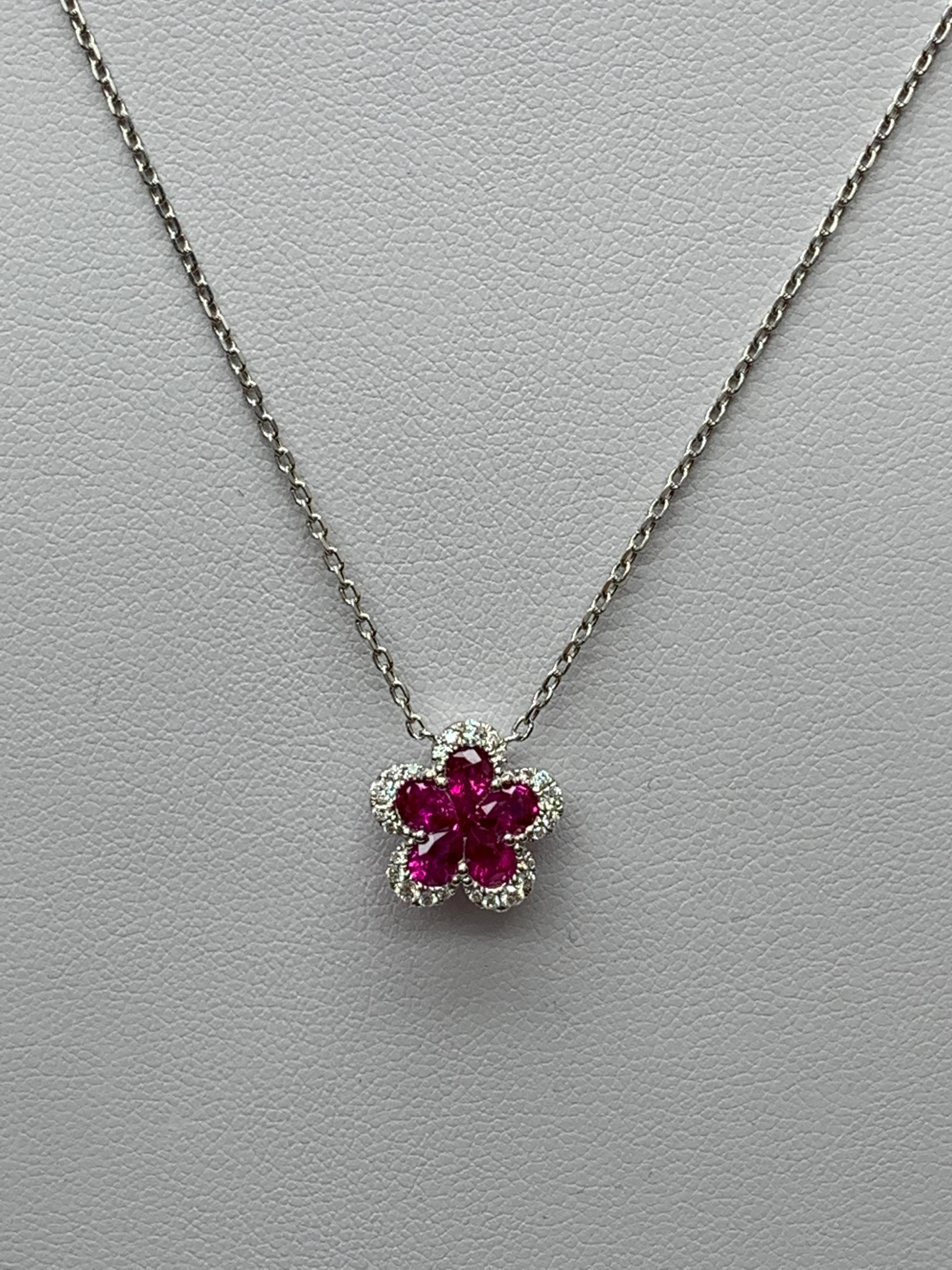 Donna Collana con ciondolo di diamanti e rubini a fiore da 0,92 carati in oro bianco 18 carati in vendita