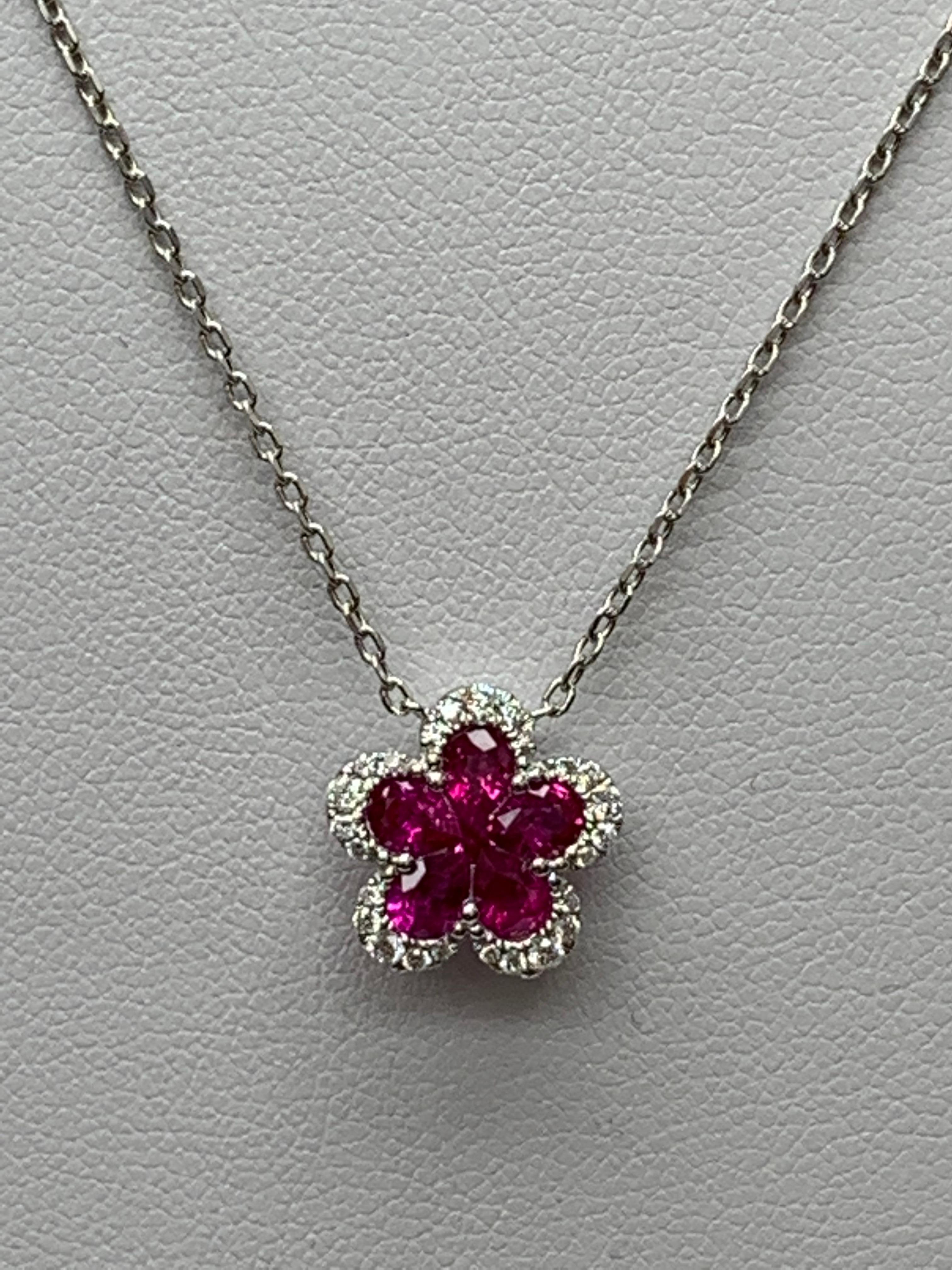 Collana con ciondolo di diamanti e rubini a fiore da 0,92 carati in oro bianco 18 carati in vendita 1