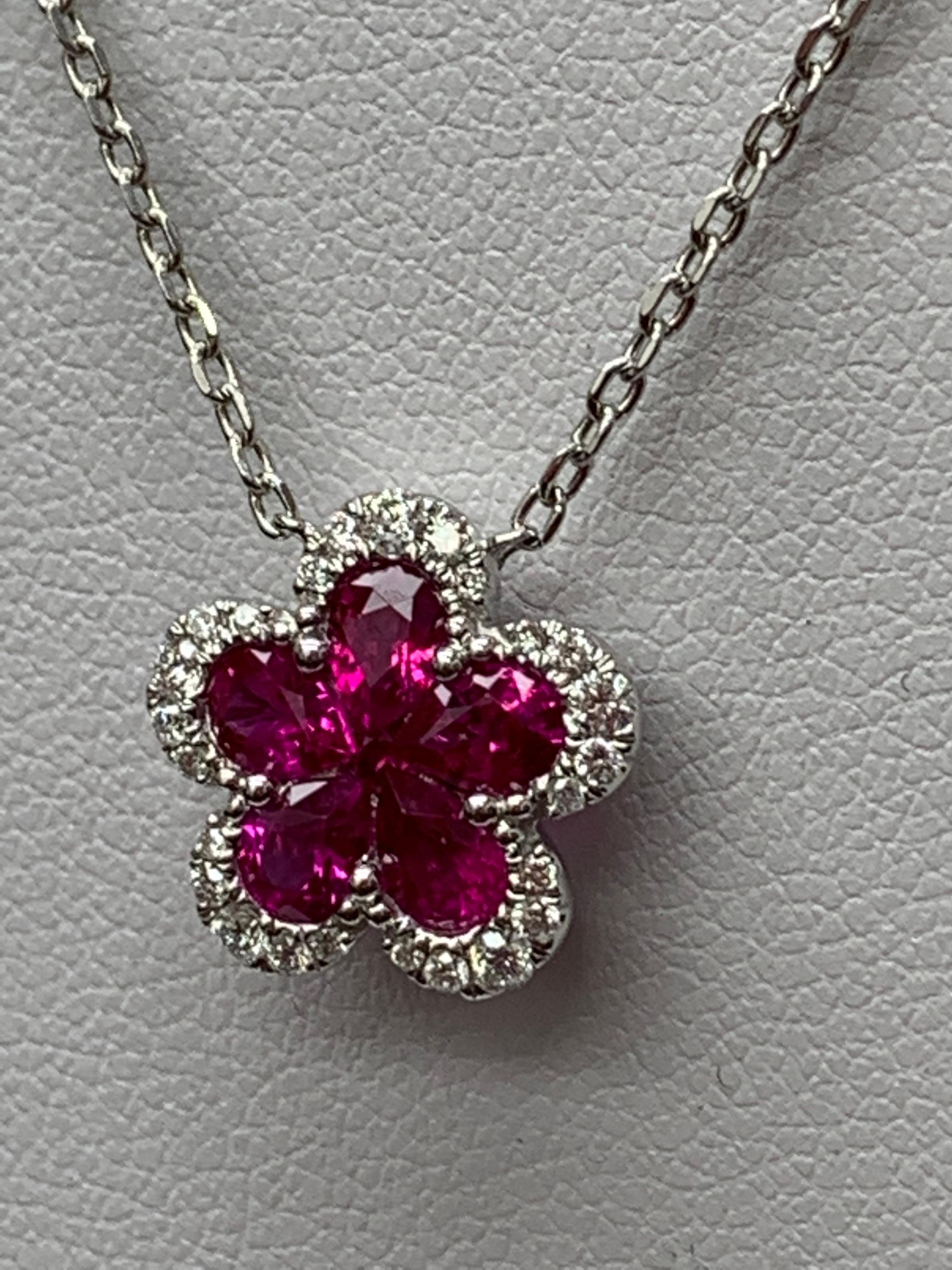 Collana con ciondolo di diamanti e rubini a fiore da 0,92 carati in oro bianco 18 carati in vendita 2
