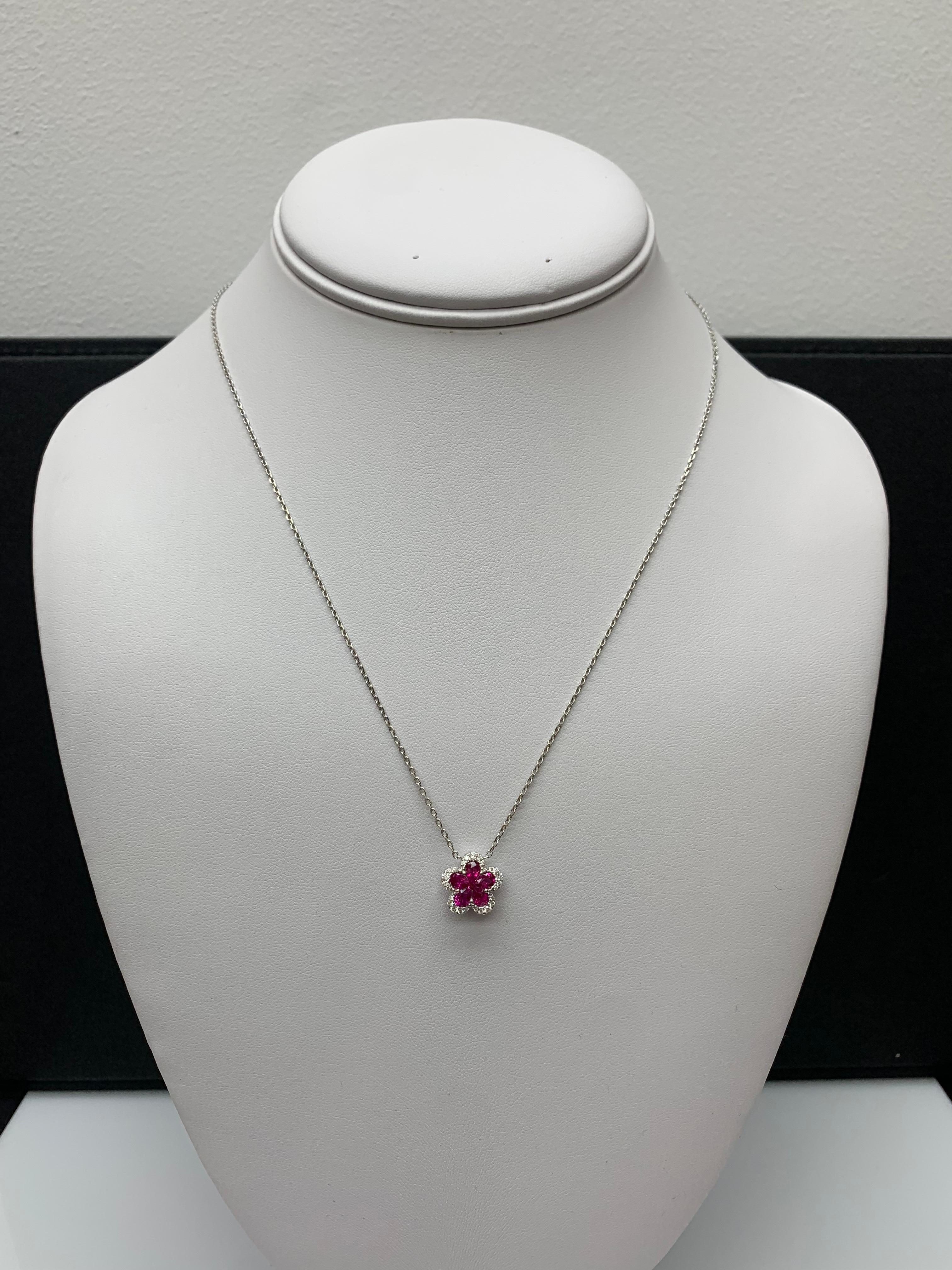 Collana con ciondolo di diamanti e rubini a fiore da 0,92 carati in oro bianco 18 carati in vendita 3