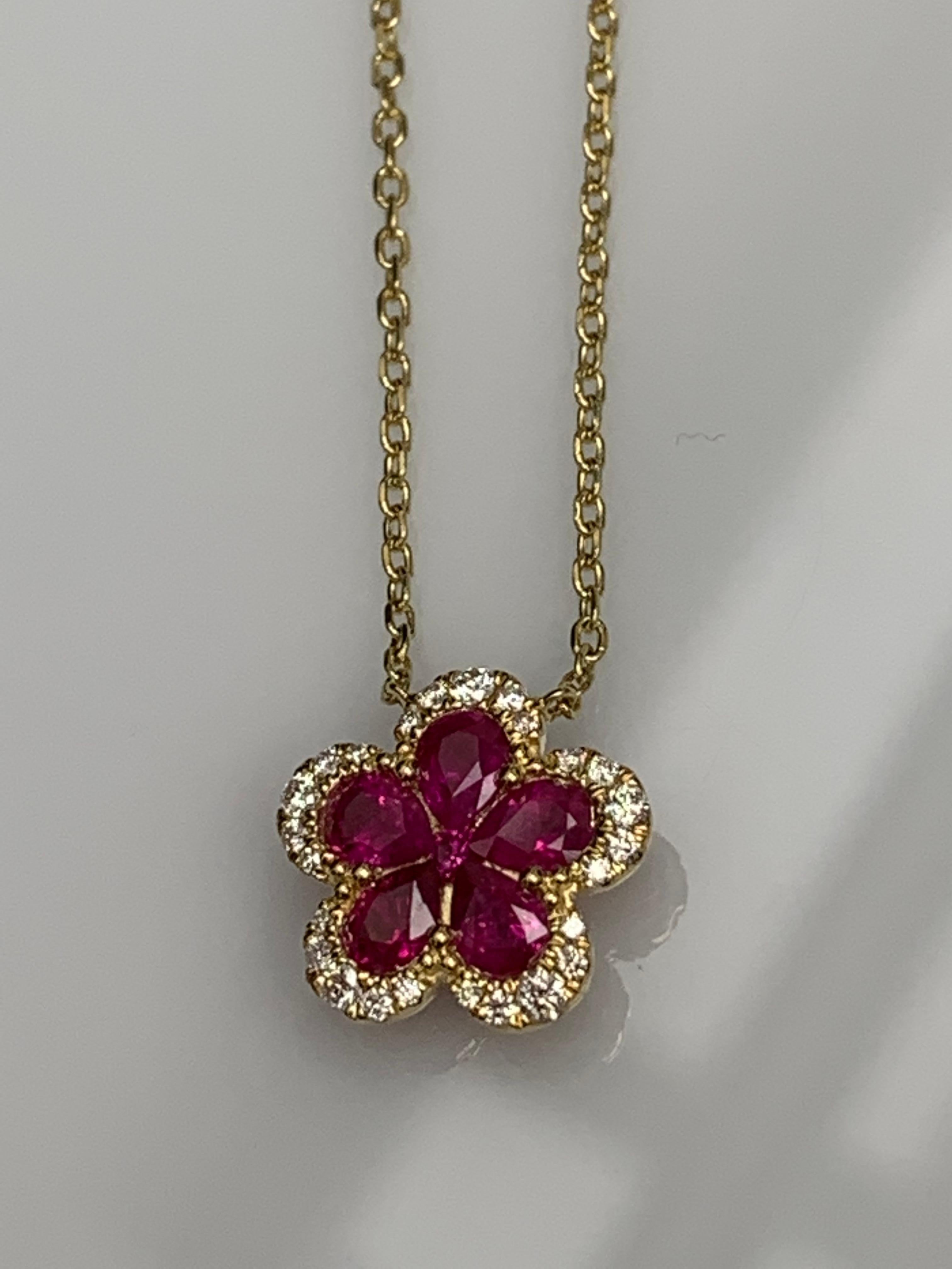 Un collier pendentif à la mode mettant en valeur des rubis de 0,92 carat. Les 6 rubis sont entourés d'une rangée de 25 diamants ronds de taille brillant pesant 0,16 carats au total. Fabriqué en or jaune 18k. Il est accompagné d'une chaîne en or