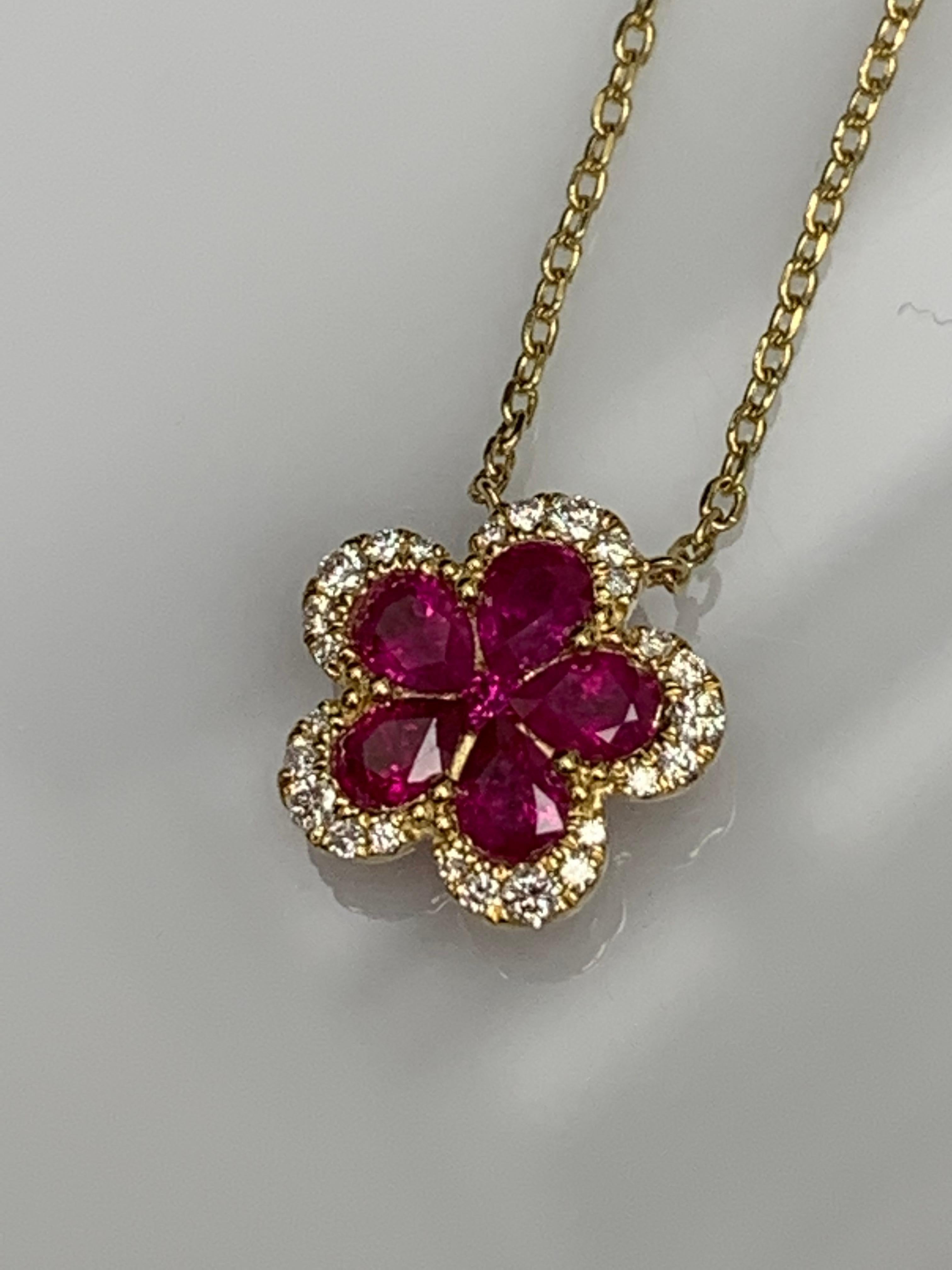 Moderne Collier pendentif en or jaune 0,92 carat à fleur de rubis et de diamants en vente