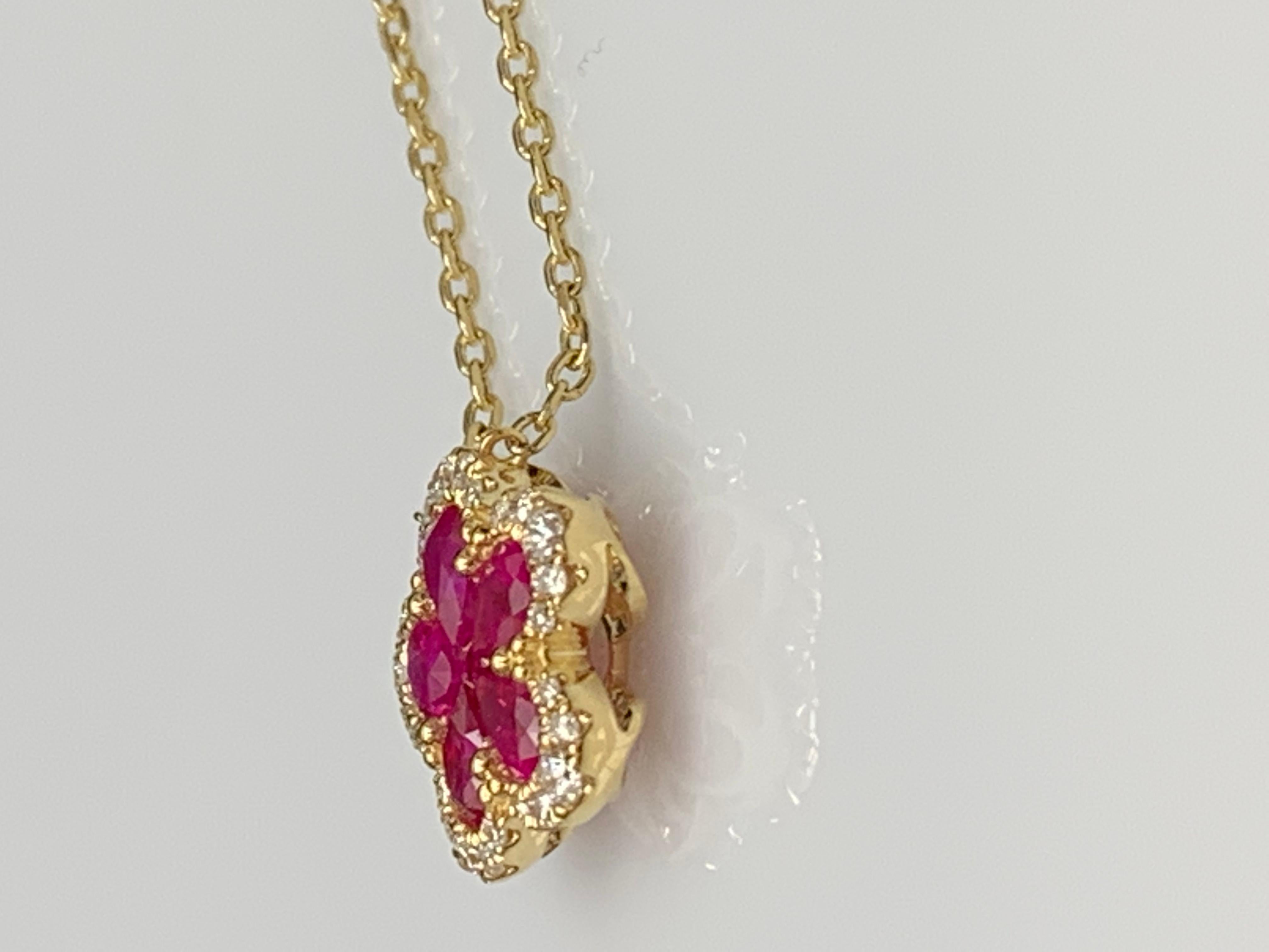 Taille ovale Collier pendentif en or jaune 0,92 carat à fleur de rubis et de diamants en vente