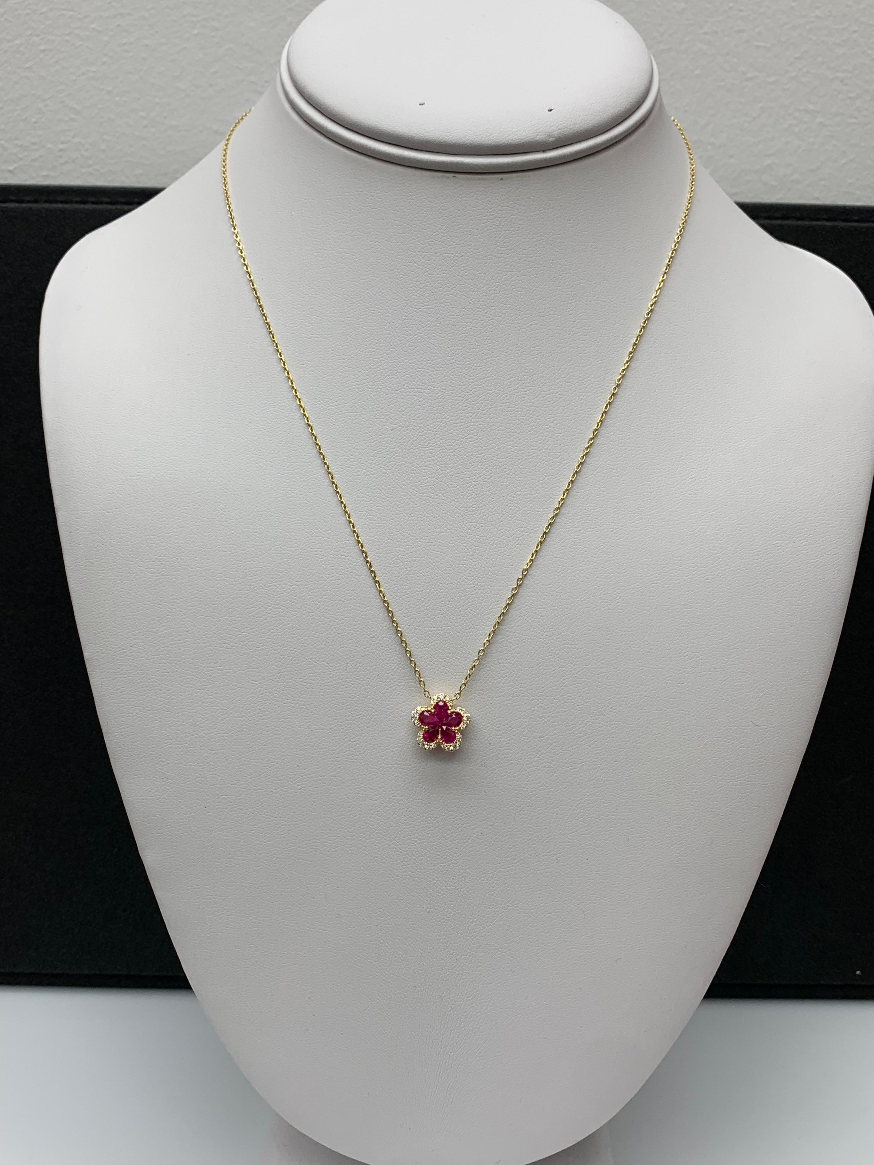 Collier pendentif en or jaune 0,92 carat à fleur de rubis et de diamants Neuf - En vente à NEW YORK, NY