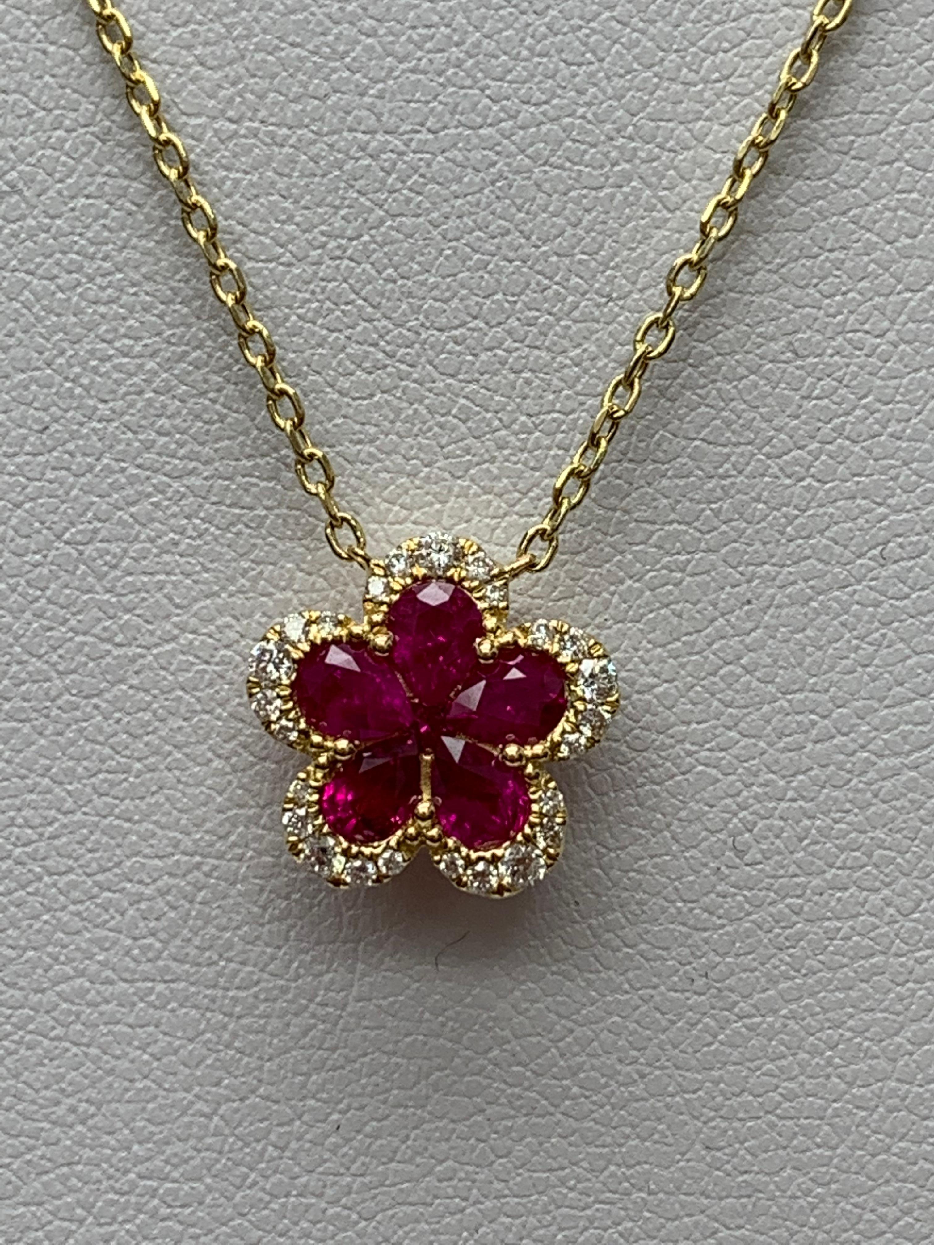 Collier pendentif en or jaune 0,92 carat à fleur de rubis et de diamants Pour femmes en vente