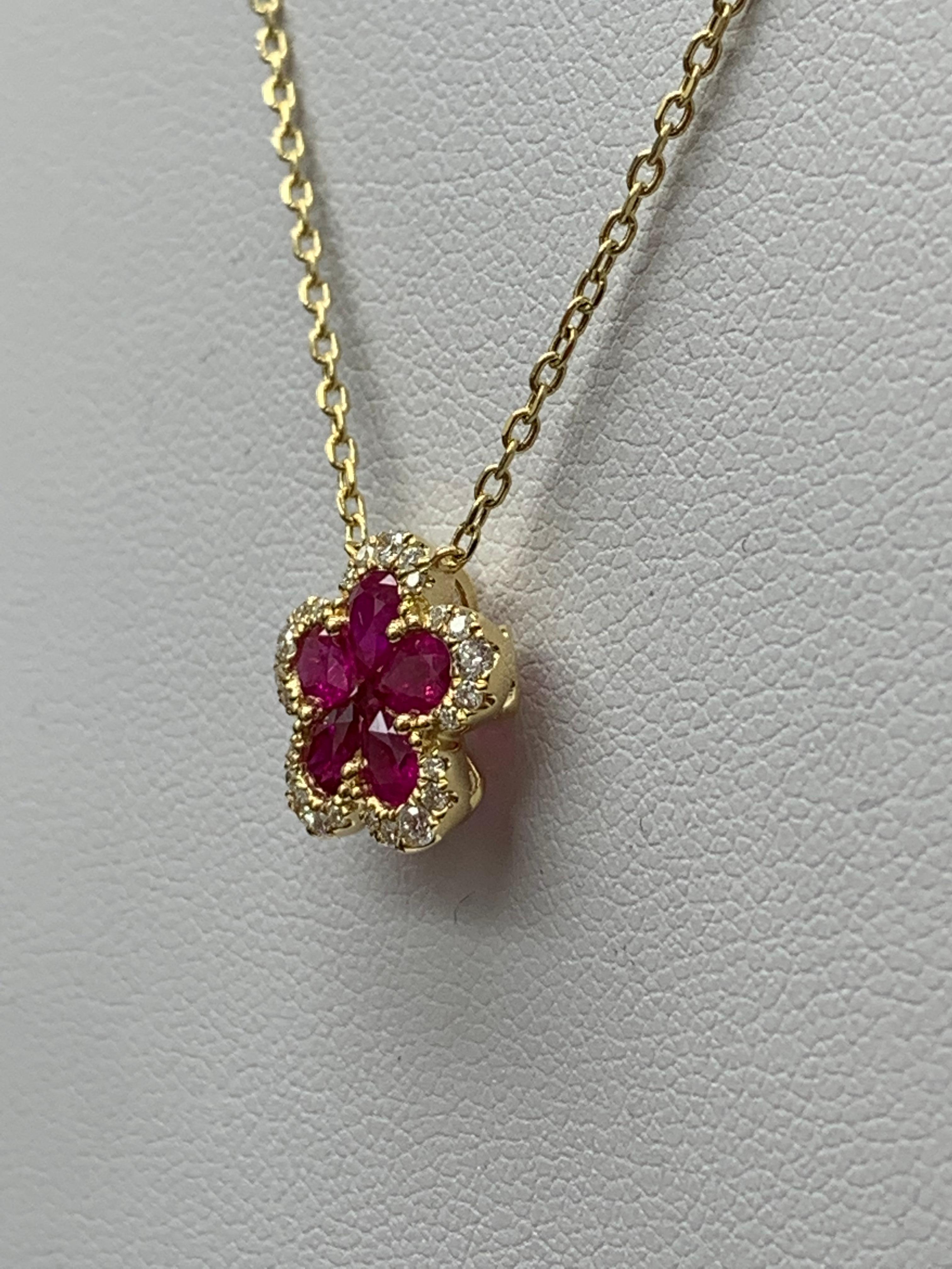 Collier pendentif en or jaune 0,92 carat à fleur de rubis et de diamants en vente 1