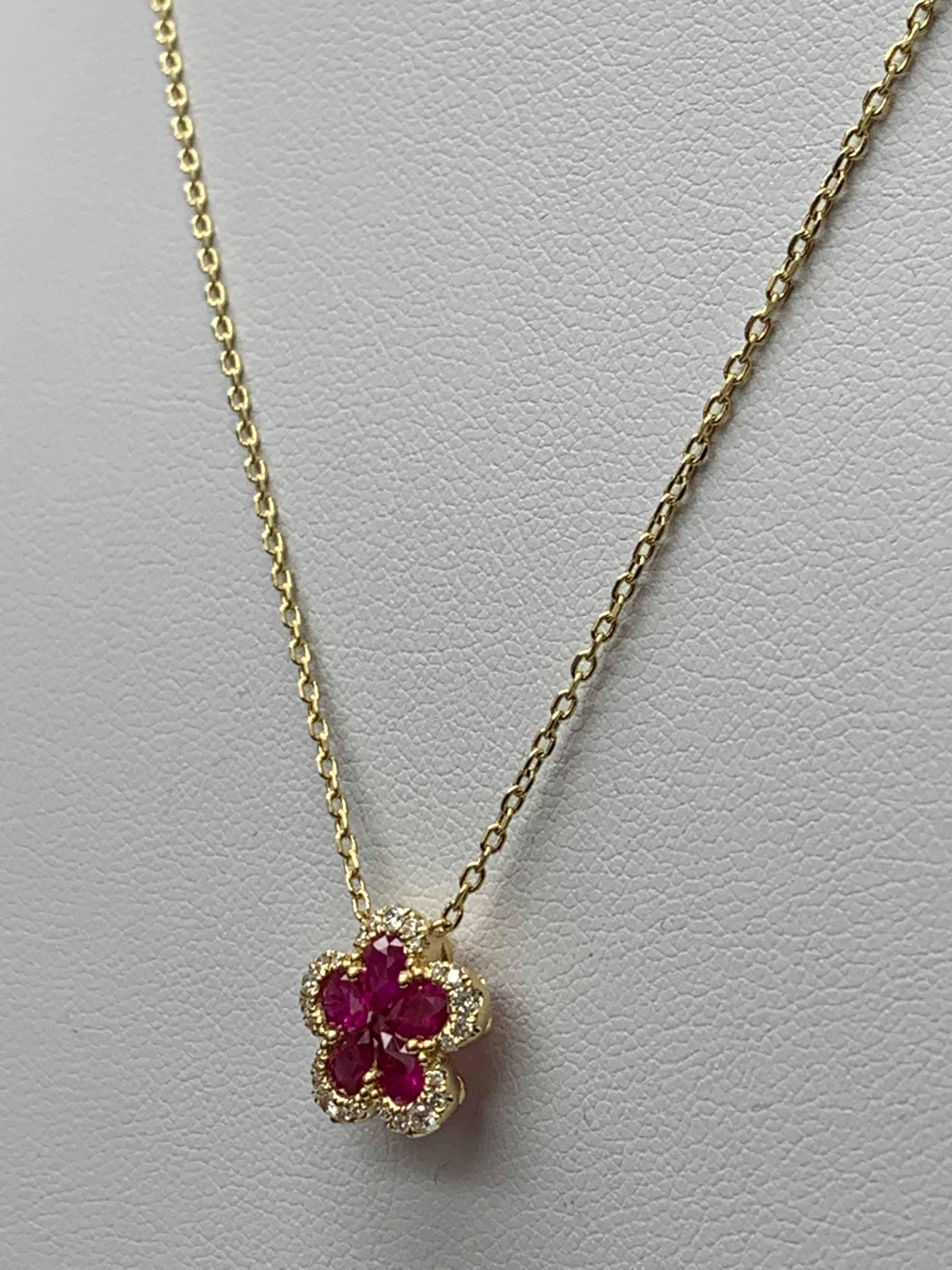 Collier pendentif en or jaune 0,92 carat à fleur de rubis et de diamants en vente 2