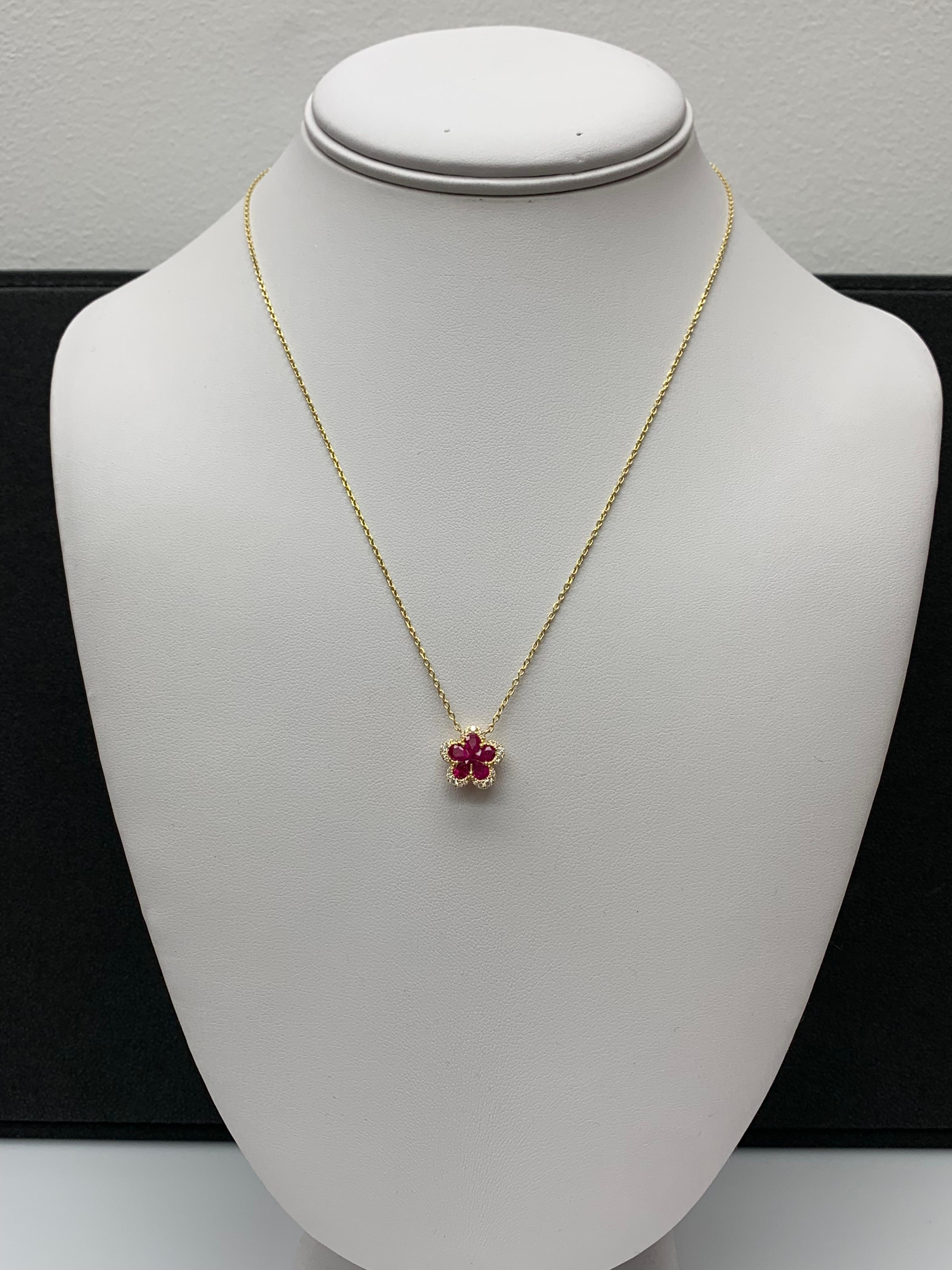 Collier pendentif en or jaune 0,92 carat à fleur de rubis et de diamants en vente 3