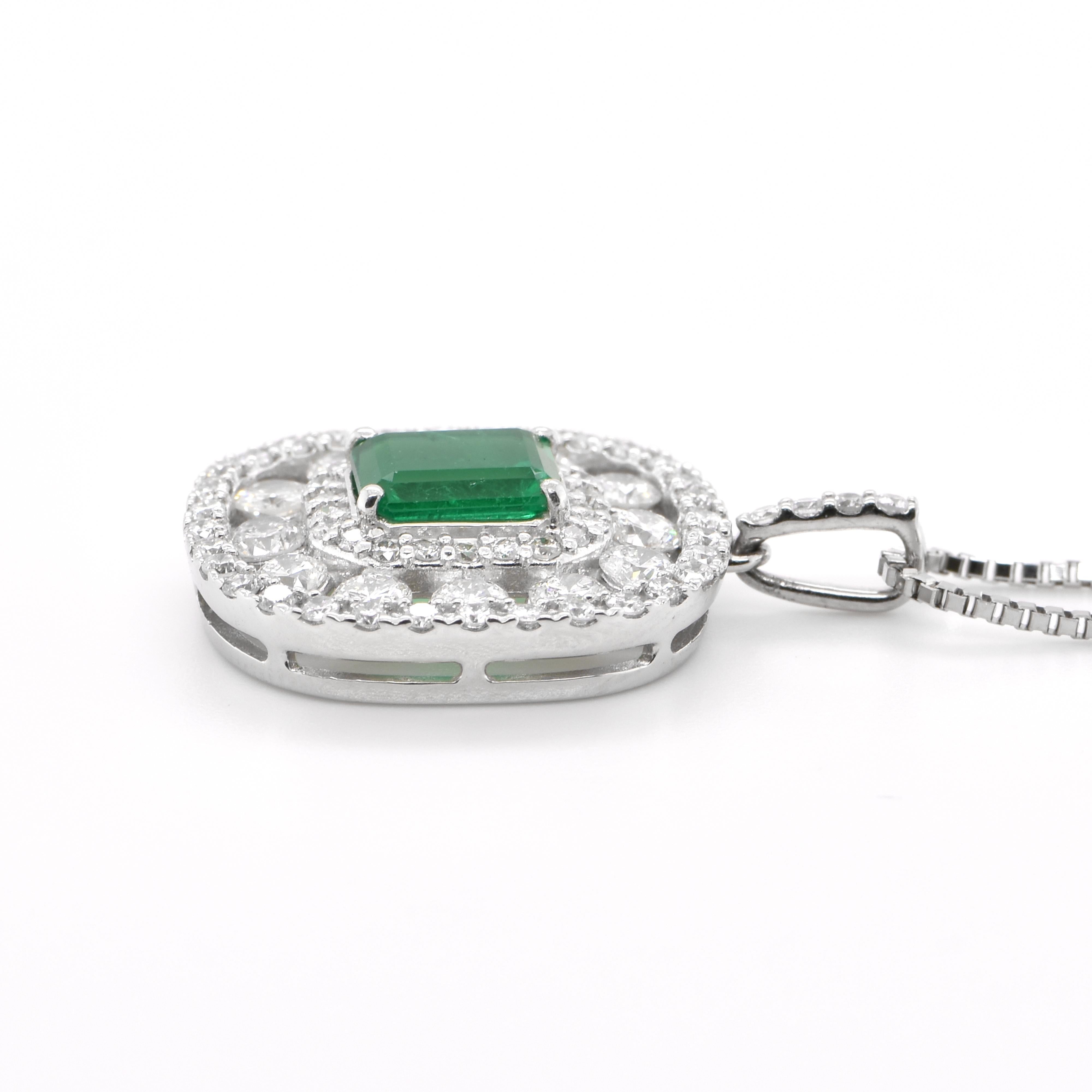 Modern 0.92 Carat Natural Emerald and Diamond Chain Necklace Set in Platinum For Sale