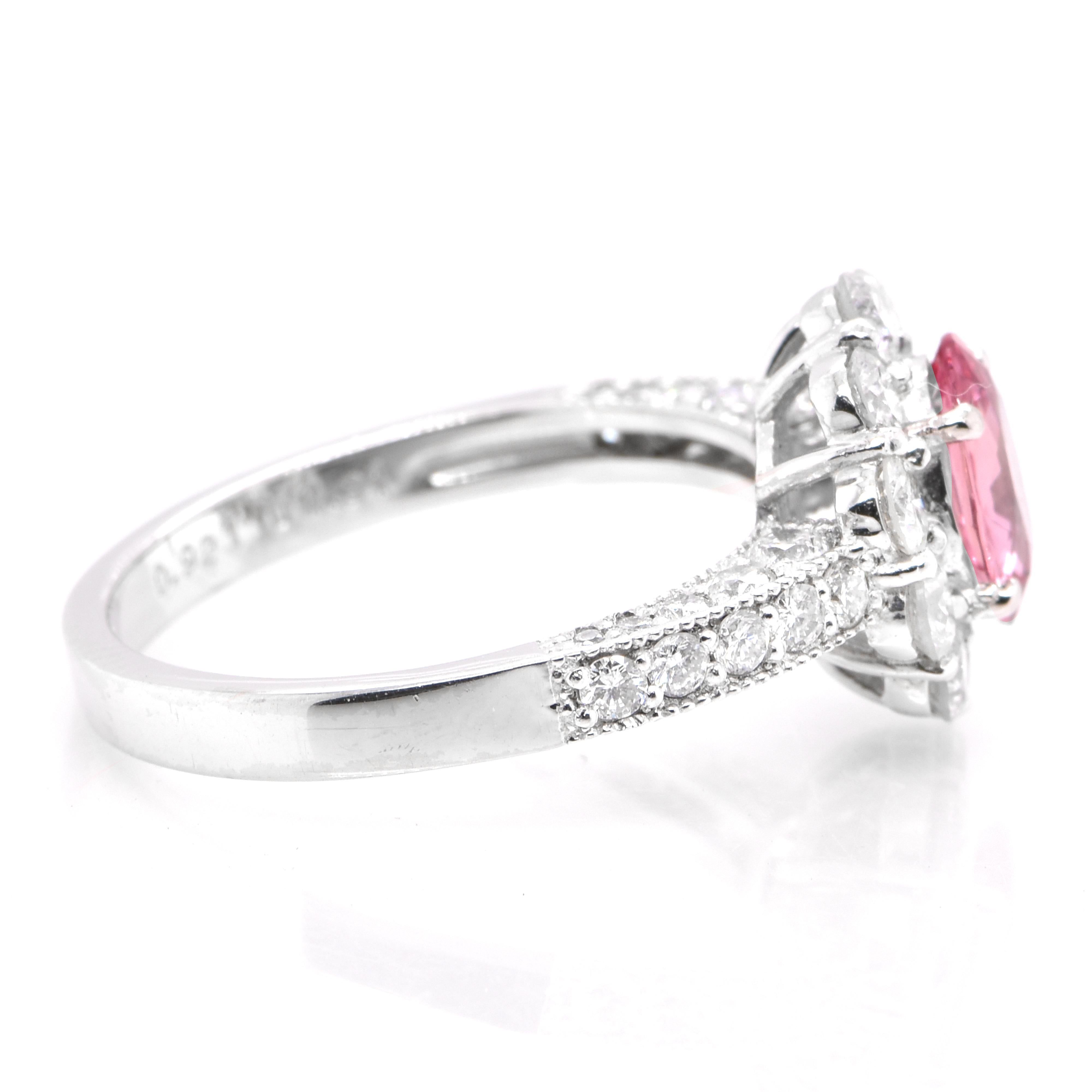 0.92 Carat Natural Padparadscha Sapphire and Diamond Ring Set in Platinum In New Condition For Sale In Tokyo, JP