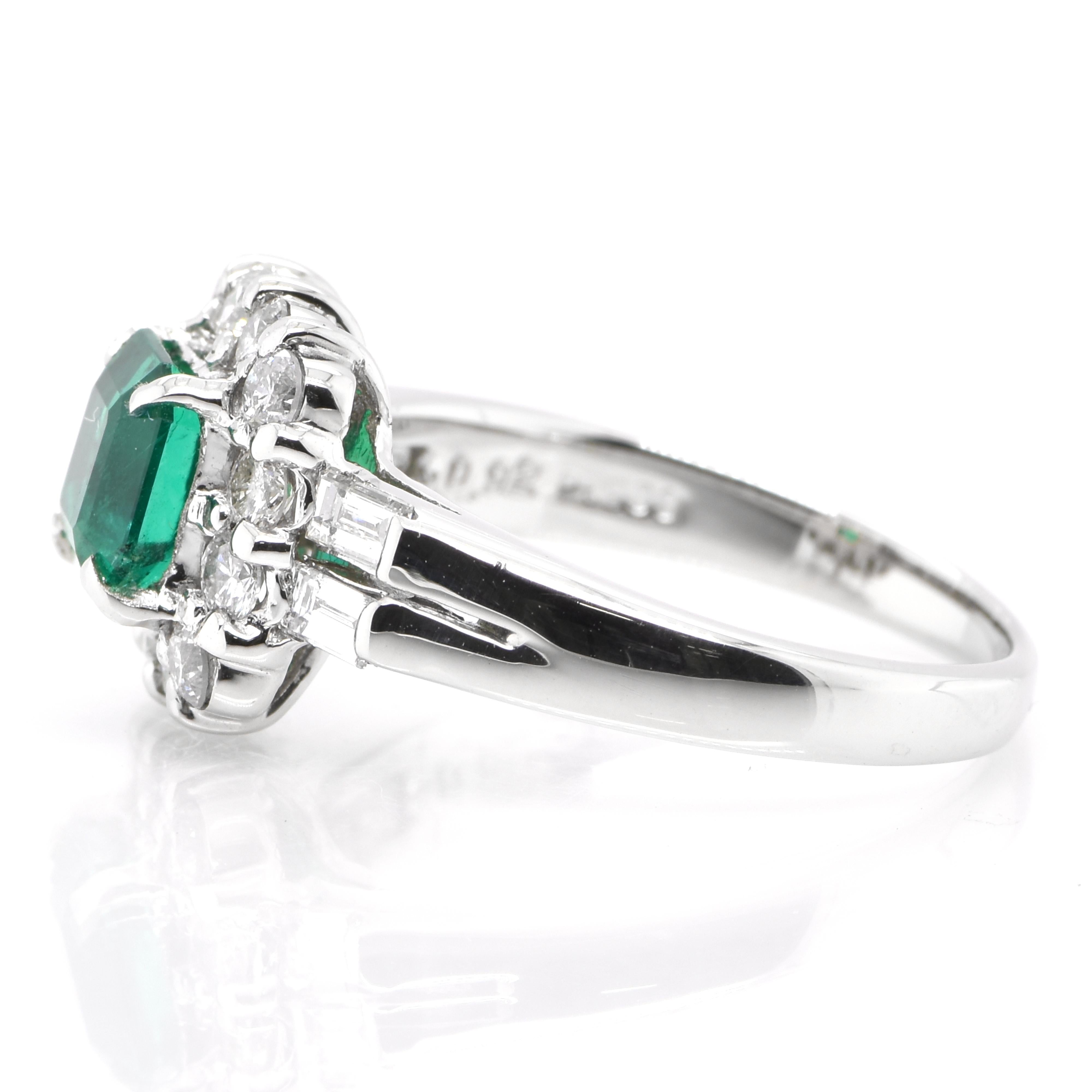 0.92 Carat Natural Vivid Green Emerald and Diamond Ring Set in Platinum In Excellent Condition In Tokyo, JP