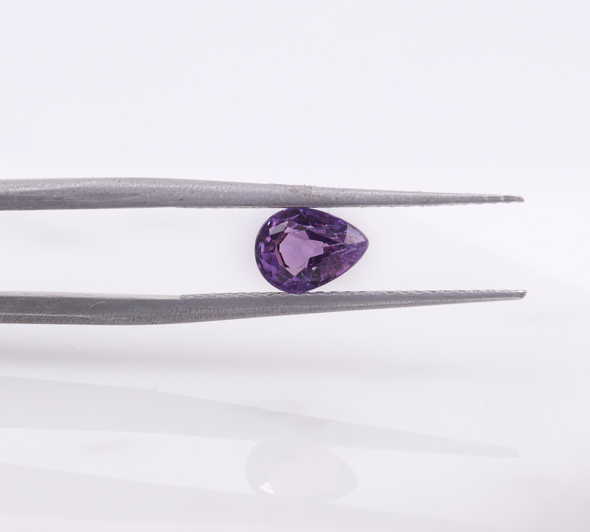 NNJ Designs presenta una gemma sfusa di Ametista viola a forma di pera da 0,92 carati! Questa gemma di ametista viola è perfetta per l'incastonatura di un anello o di un ciondolo a tua scelta e può essere un bel regalo di febbraio per i tuoi cari!