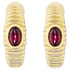 Sunita Nahata Rhodolith 0.92ct. Tropfenohrring aus 18 Karat Gelbgold.
