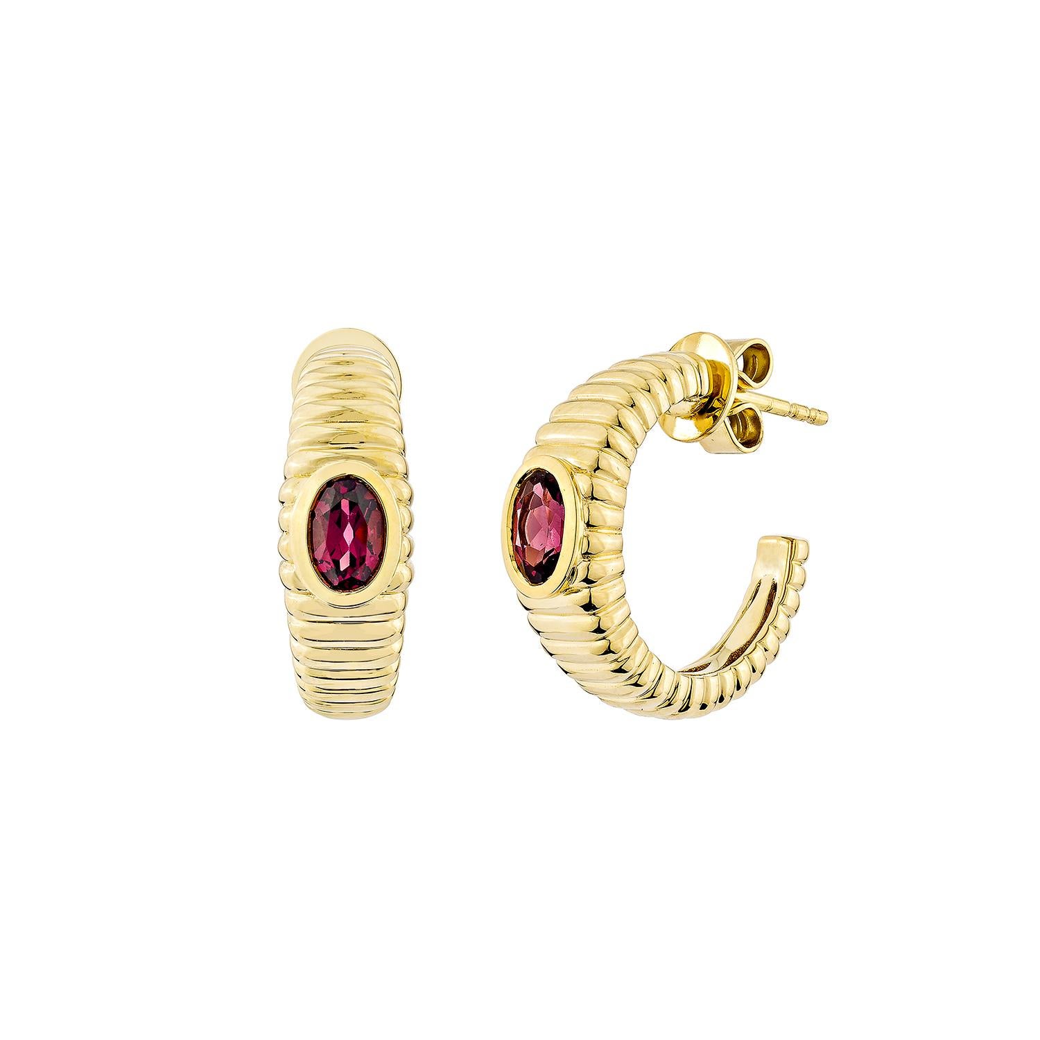 Taille ovale Sunita Nahata Rhodolite 0.92 carats Bague fantaisie en or jaune 18 carats. en vente