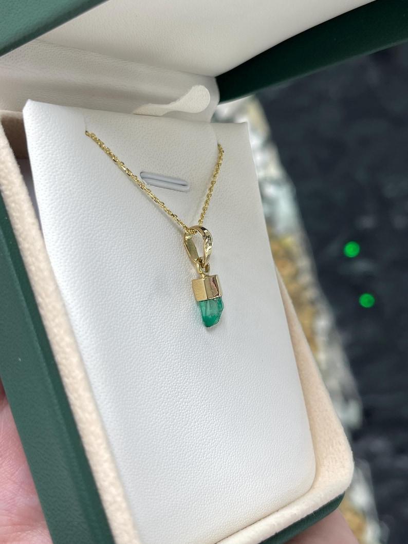 Moderno Ciondolo con smeraldo colombiano grezzo da 0.92 carati  Cristallo verde vivo in oro 18 carati in vendita