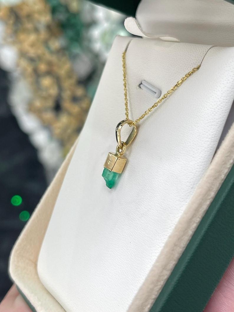 Taglio smeraldo Ciondolo con smeraldo colombiano grezzo da 0.92 carati  Cristallo verde vivo in oro 18 carati in vendita