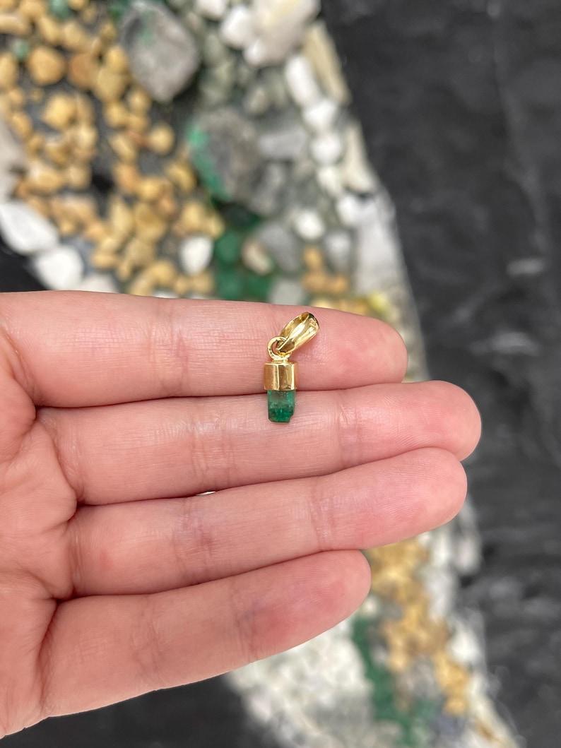 Ciondolo con smeraldo colombiano grezzo da 0.92 carati  Cristallo verde vivo in oro 18 carati In condizioni Nuovo in vendita a Jupiter, FL