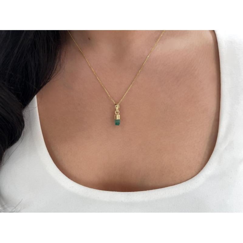 Ciondolo con smeraldo colombiano grezzo da 0.92 carati  Cristallo verde vivo in oro 18 carati in vendita 1