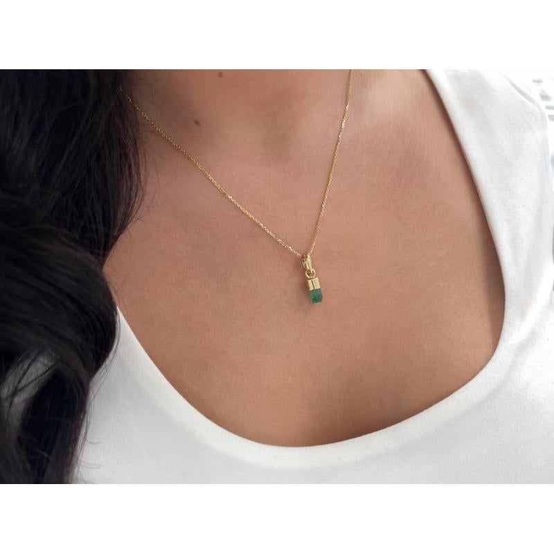 Ciondolo con smeraldo colombiano grezzo da 0.92 carati  Cristallo verde vivo in oro 18 carati in vendita 2