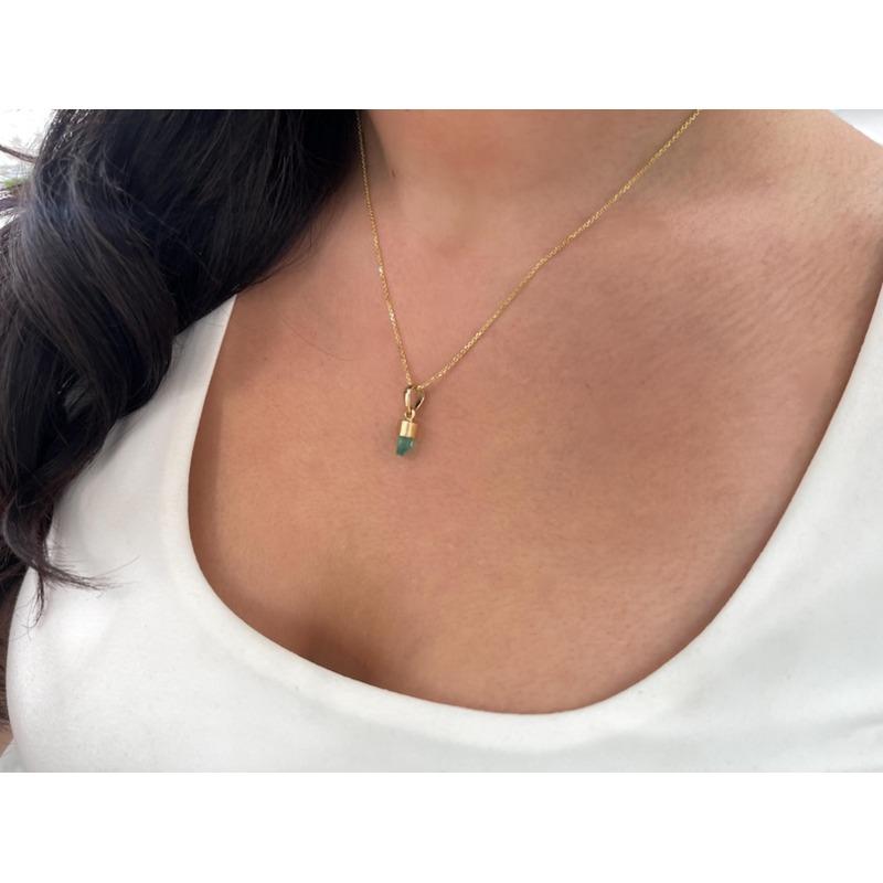Ciondolo con smeraldo colombiano grezzo da 0.92 carati  Cristallo verde vivo in oro 18 carati in vendita 3