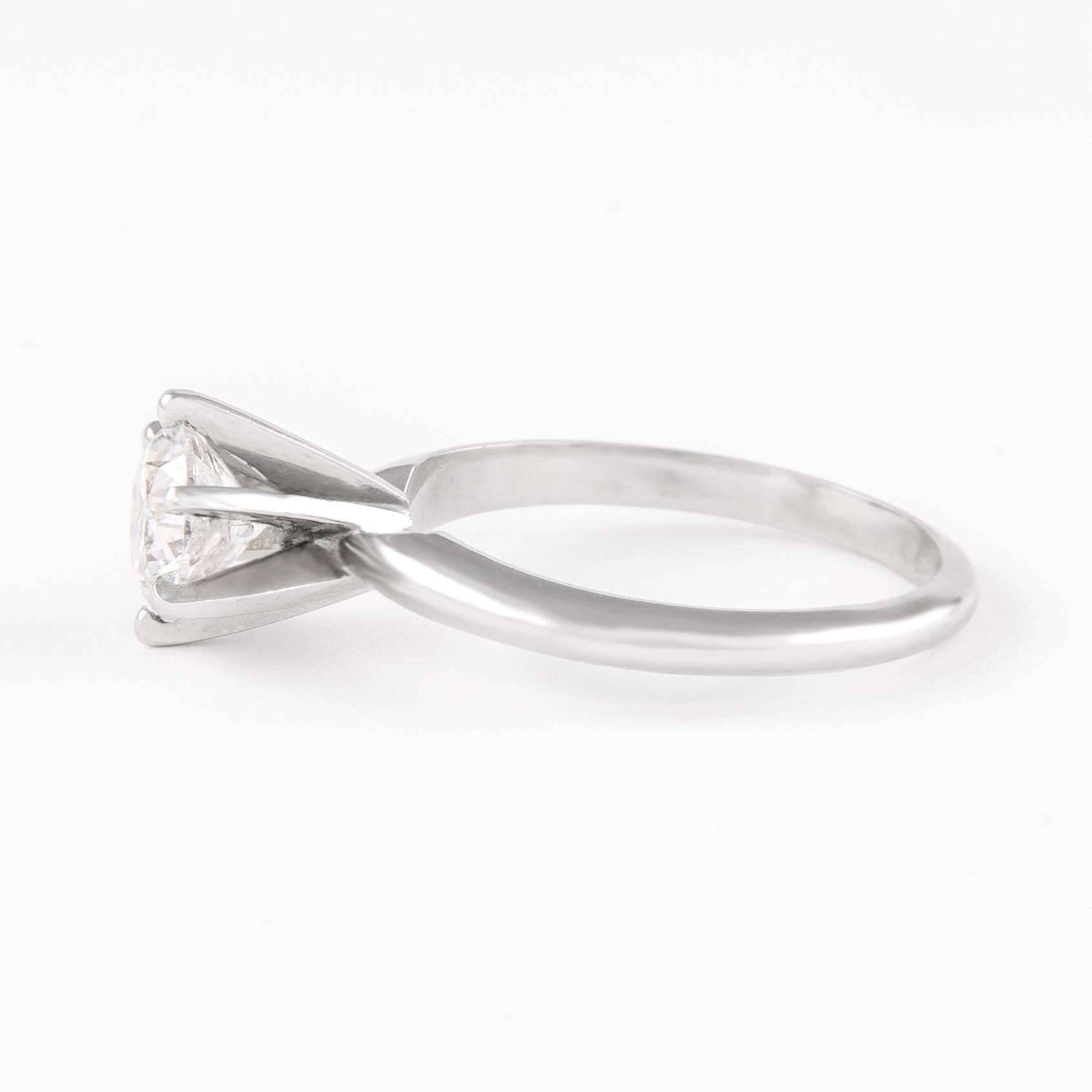 Contemporary 0.92 Carat Round Brilliant Solitaire Diamond Ring 14 Karat White Gold For Sale