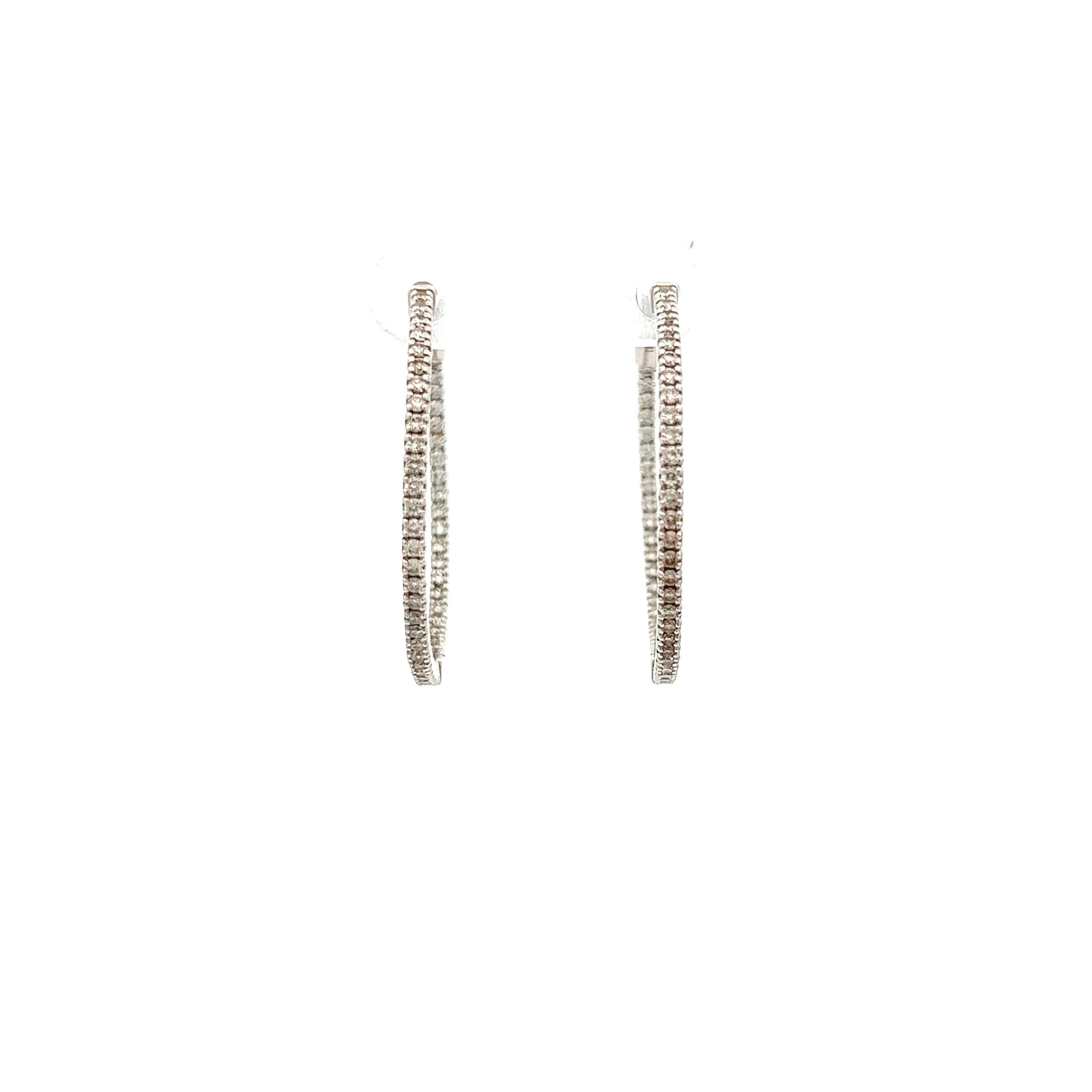 Classici orecchini a cerchio con diamante naturale rotondo.
96 diamanti tondi brillanti, per un totale di 0,92 carati. Colore H+I e purezza SI1. Oro bianco 14k con quattro punte, 5,08 grammi.
Su richiesta, una volta acquistato, verrà fornita una