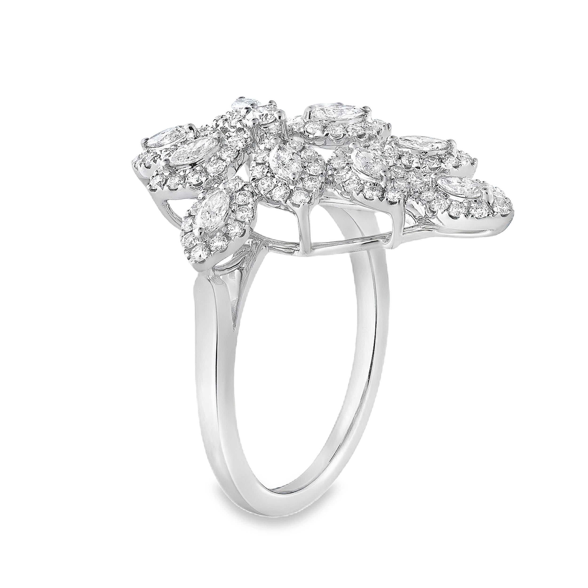 Un bellissimo anello di moda che presenta un design di ispirazione floreale con 10 diamanti taglio marquise del peso di 0,38 carati. Ogni marquise è impreziosita da un'aureola di diamanti a taglio rotondo del peso di 0,54 carati. Realizzato con