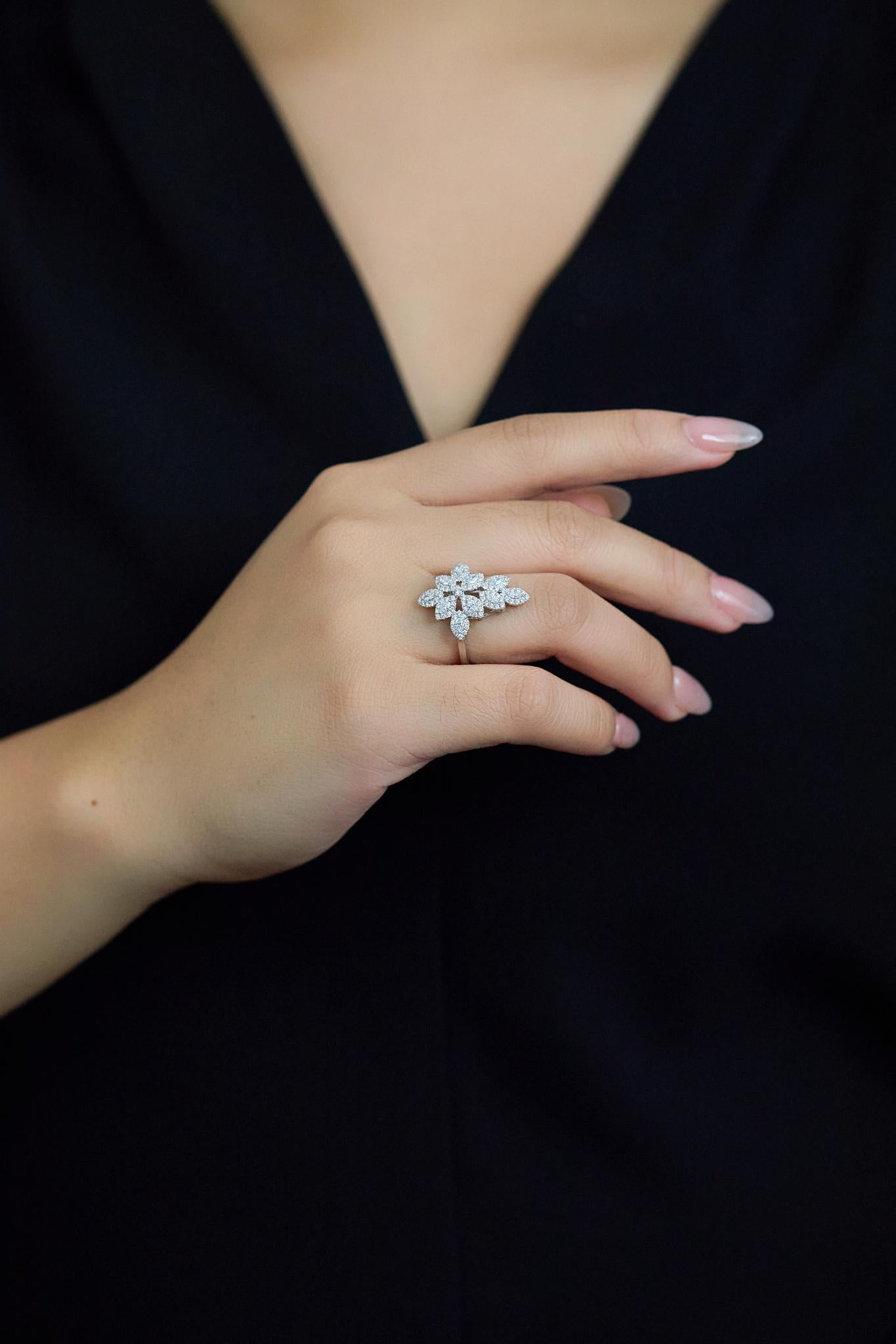 Contemporaneo Anello di moda con diamante floreale da 0,92 carati totali in oro bianco in vendita