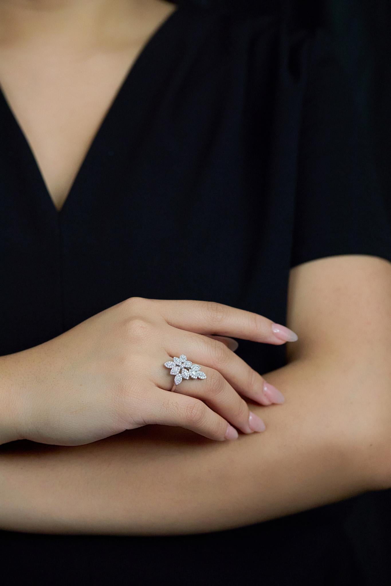 Taglio marquise Anello di moda con diamante floreale da 0,92 carati totali in oro bianco in vendita