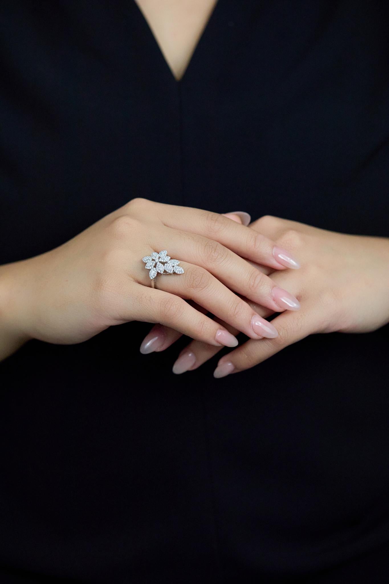 Anello di moda con diamante floreale da 0,92 carati totali in oro bianco In condizioni Nuovo in vendita a New York, NY