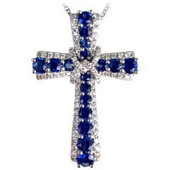 DiamondTown 0,92 Carati Zaffiro Blu Vivido e Ciondolo Croce Impreziosito con Diamanti