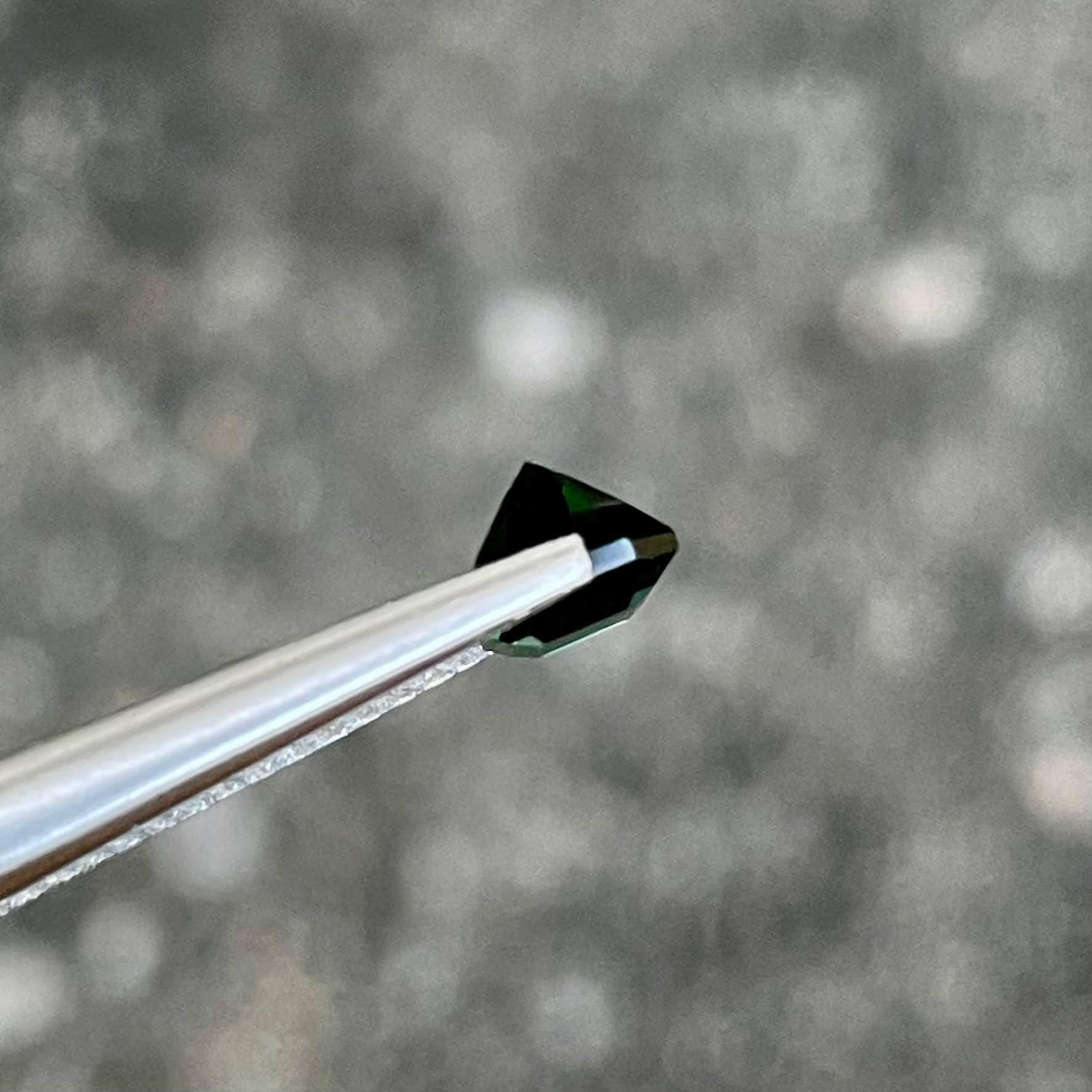 Pierre précieuse afghane taille émeraude, tourmaline bleu verdâtre de 0,92 carat Neuf - En vente à Bangkok, TH