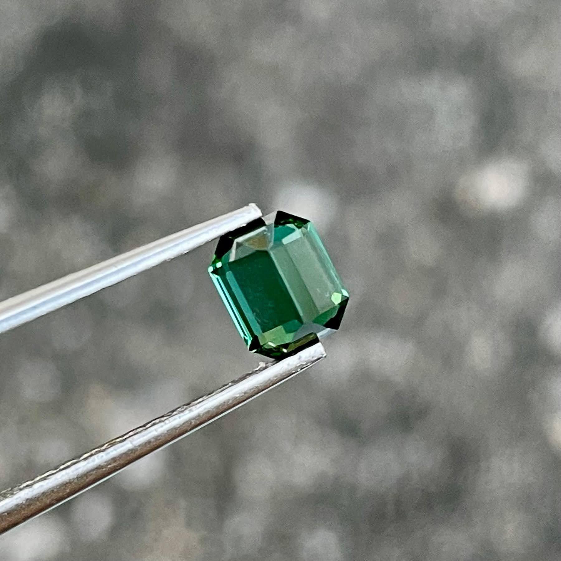 Pierre précieuse afghane taille émeraude, tourmaline bleu verdâtre de 0,92 carat Unisexe en vente