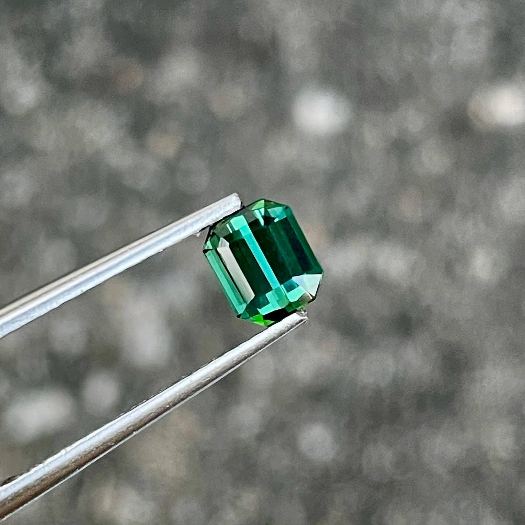 Pierre précieuse afghane taille émeraude, tourmaline bleu verdâtre de 0,92 carat en vente 1