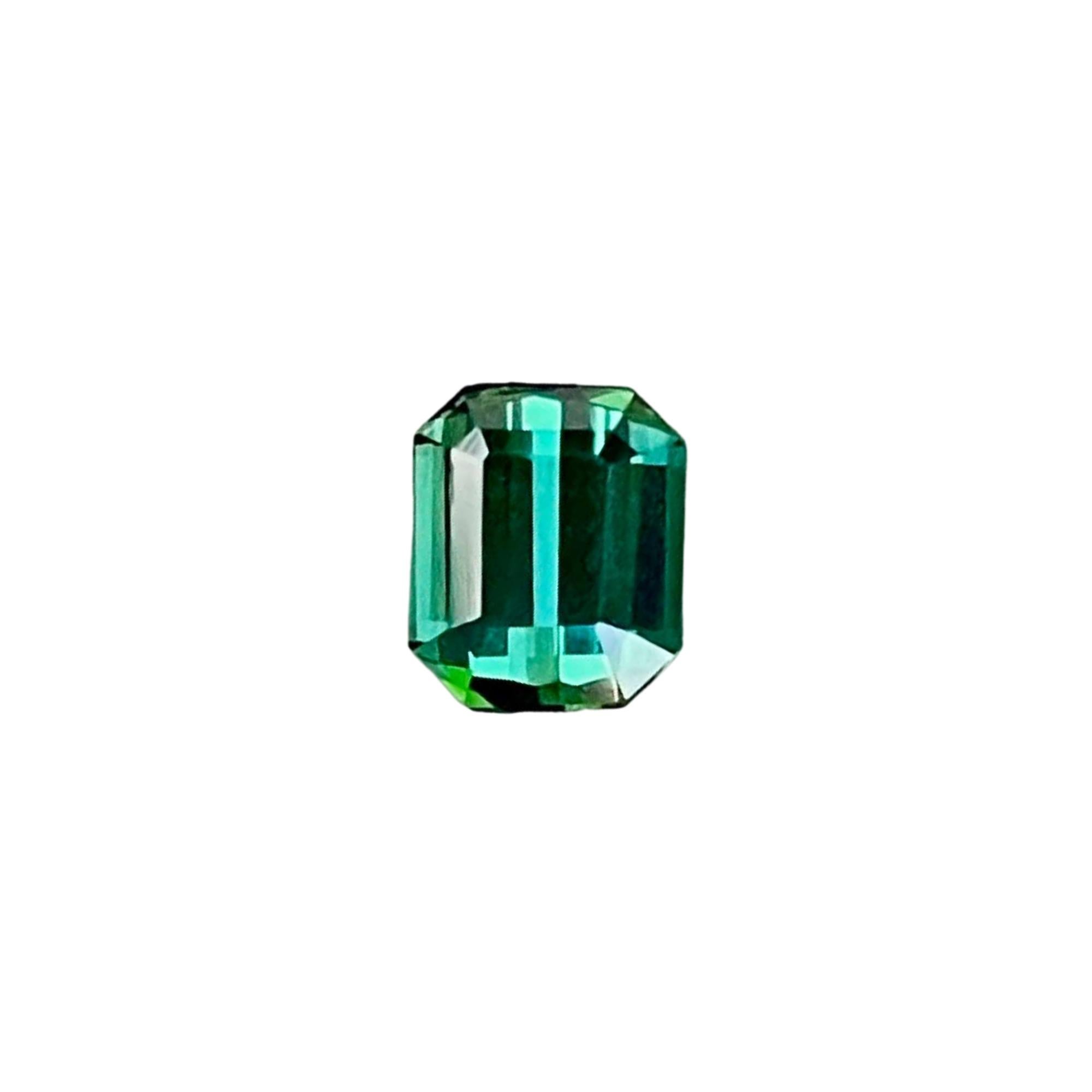 Pierre précieuse afghane taille émeraude, tourmaline bleu verdâtre de 0,92 carat en vente 3