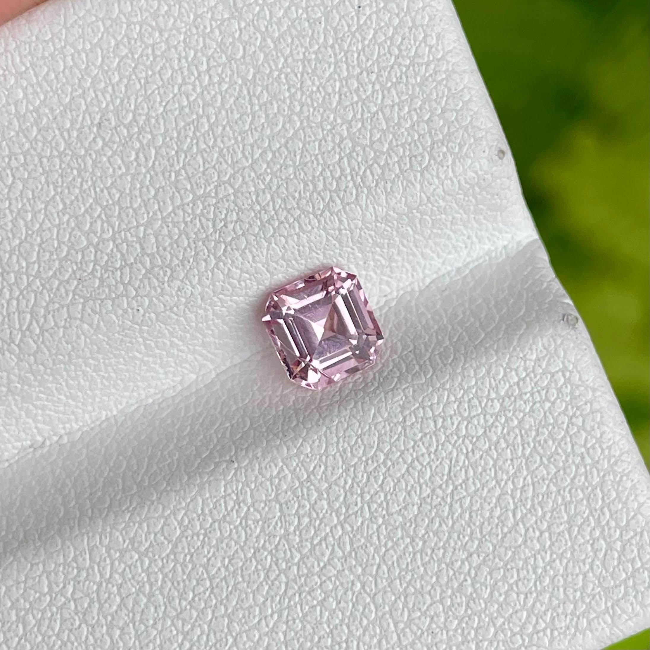 Peso 0,92 carati 
Dimensioni 5,6x5,4x3,8 mm
Trattamento nessuno 
Origine Tagikistan 
Chiarezza SI
Forma ottagonale 
Tagliare Asscher 



Questa splendida gemma di Spinello Rosa da 0,92 carati presenta un elegante taglio asscher, noto per le sue