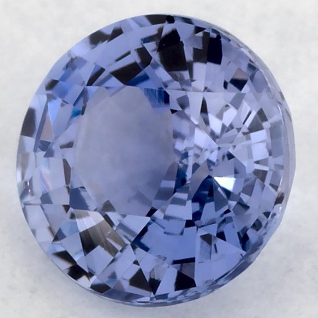 Questo zaffiro blu naturale offre eleganza e raffinatezza. Con la sua ricca saturazione del colore e il taglio preciso, è il centro perfetto per un anello di fidanzamento o un design di gioielli di lusso.

Questo zaffiro proviene dallo Sri Lanka
