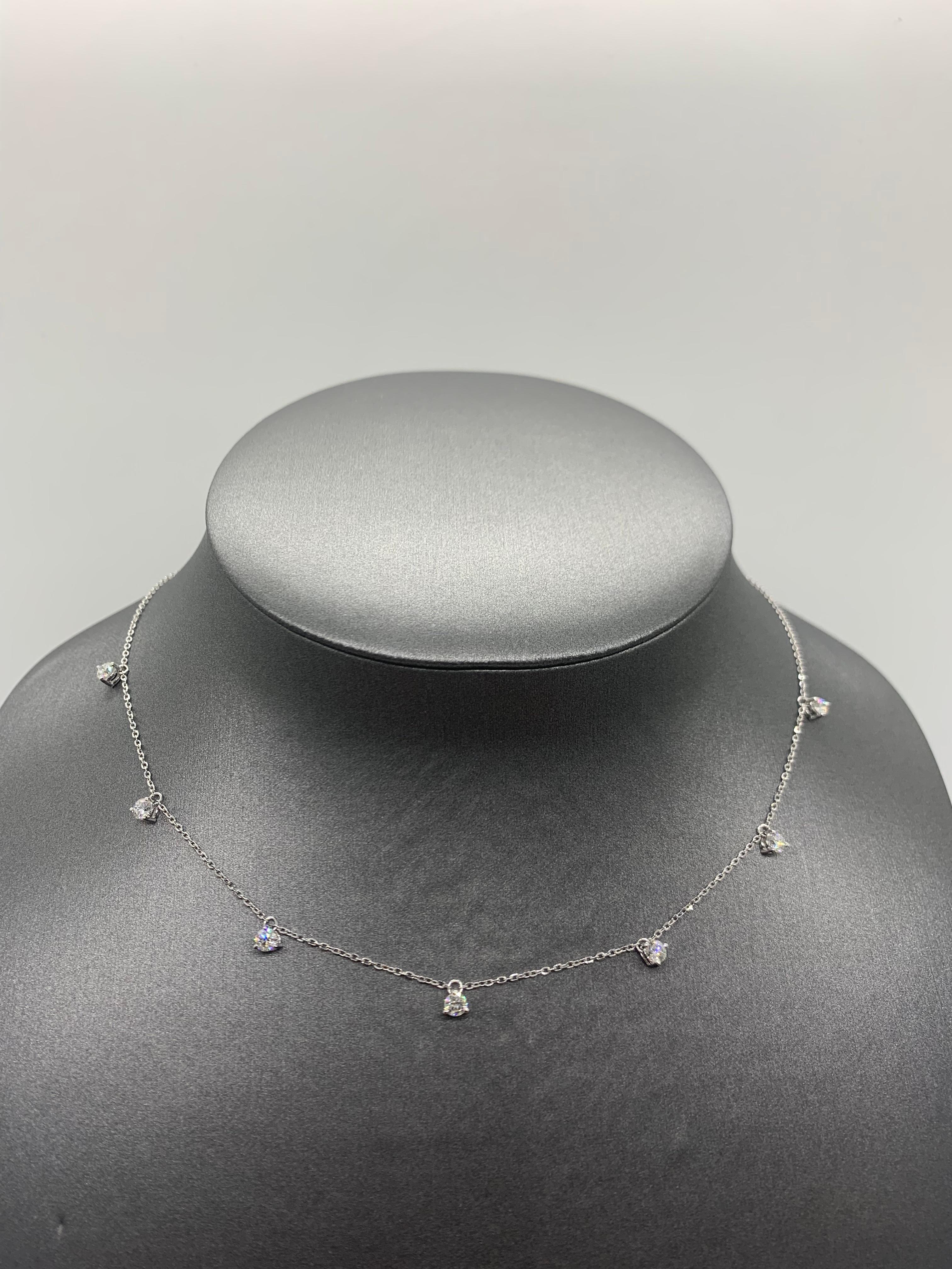 Taglio rotondo Collana con charm di diamanti da 0,92 carati in oro bianco 18 carati in vendita