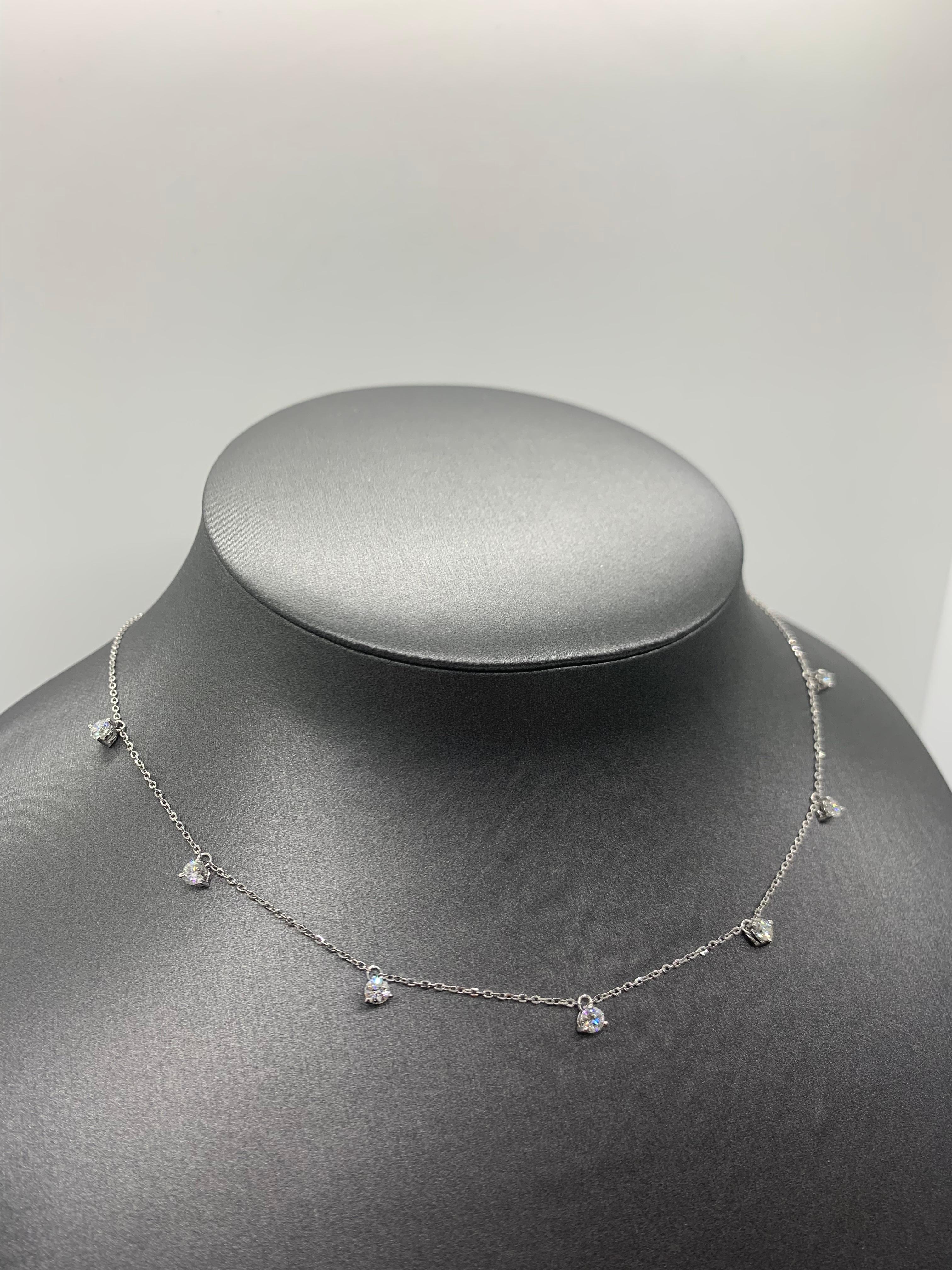 Collana con charm di diamanti da 0,92 carati in oro bianco 18 carati In condizioni Nuovo in vendita a Los Angeles, CA