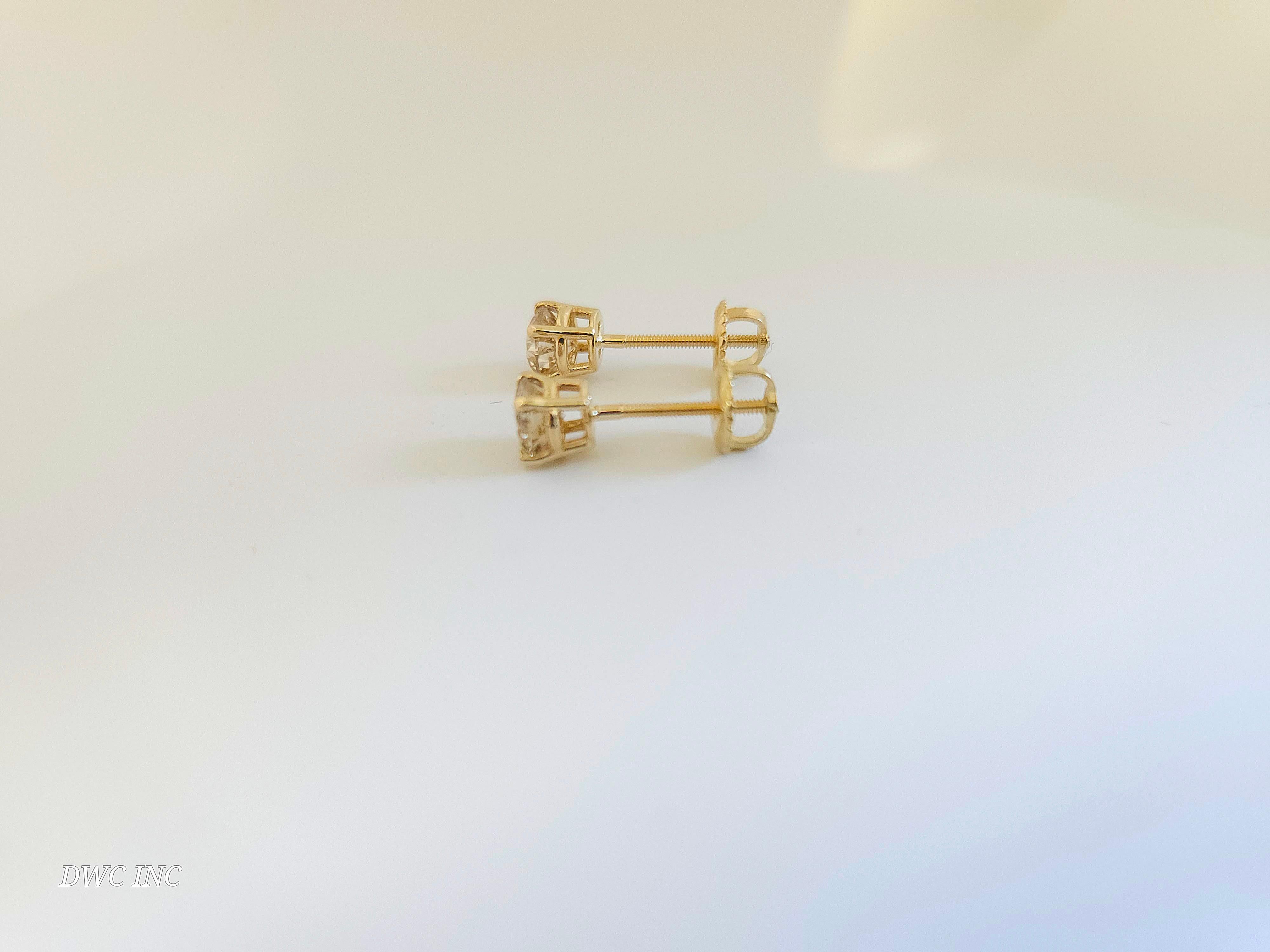 0.92 Ctw Natural Diamond Round Sqrue back Studs Yellow Gold In New Condition For Sale In Great Neck, NY
