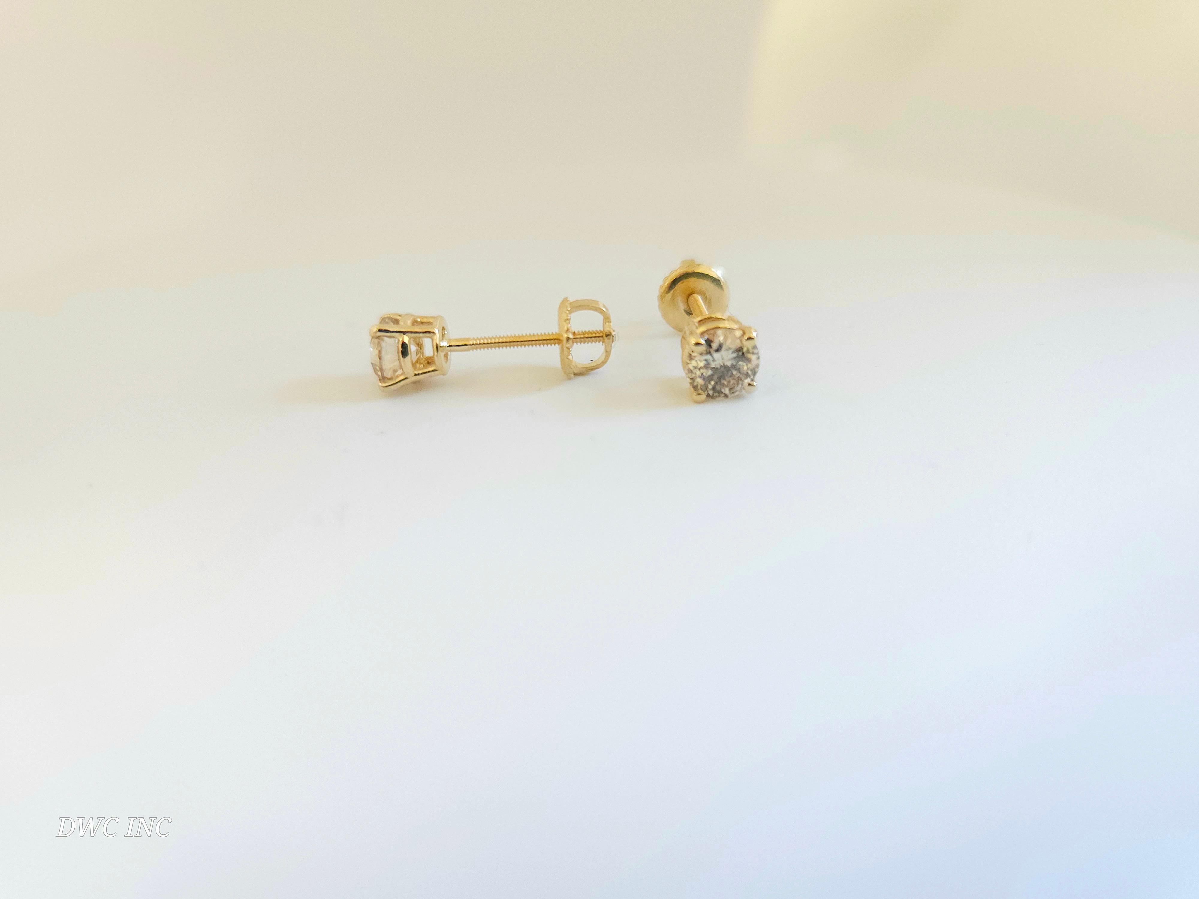 0.92 Ctw Natural Diamond Round Sqrue back Studs Yellow Gold For Sale 1
